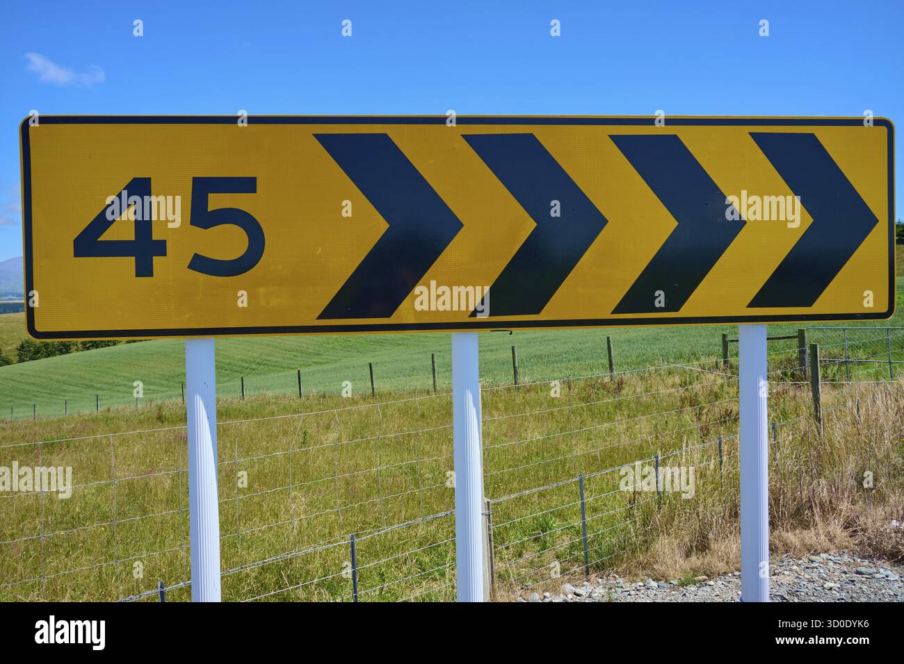 Straßenschild mit Pfeilen und Nummer 45 vor grüner Landschaft, Geraldine Fairlie Lookout, Geraldine, Canterbury, South Island, Neuseeland Stockfoto