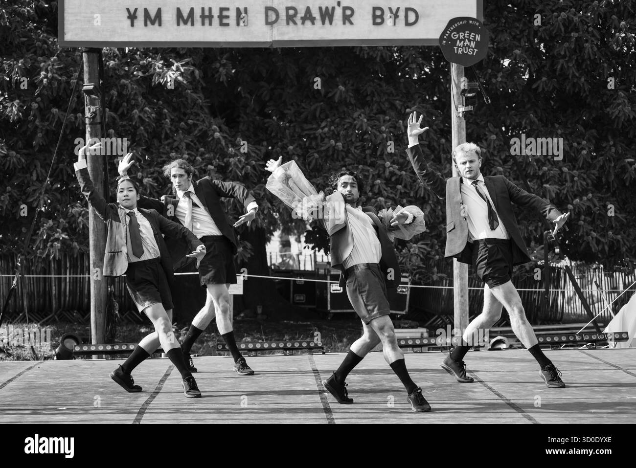 Ballett Cymru und Krystal S. Lowe DAUGHTERS OF THE SEA: Eine moderne Tanz-Storytelling-Performance auf der Rückseite von Beyond Stage. Das Green Man Festival 2025. Foto: Rob Watkins/Alamy Live News. INFO: Daughters of the Sea ist ein Wandteppich aus mehrsprachigem gesprochenem Wort, dynamischem Tanz und Kizzy Crawfords Fusion von Soul, Funk und Volksmusik. Kommen Sie mit uns, während wir die Geschichte von drei Frauen aus verschiedenen Ländern erzählen – einer Kriegerin, einer Heilerin und einer Anführerin –, die auf neue Abenteuer aufbrechen, bis ein überraschender Feind sie dazu anspornt, zusammenzustehen und für den Schutz der Wahlfreiheit zu kämpfen. Stockfoto