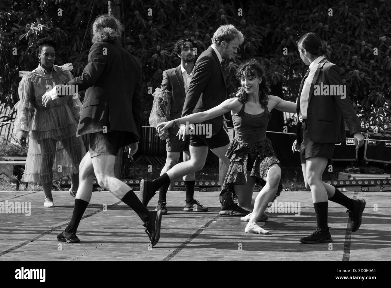 Ballett Cymru und Krystal S. Lowe DAUGHTERS OF THE SEA: Eine moderne Tanz-Storytelling-Performance auf der Rückseite von Beyond Stage. Das Green Man Festival 2025. Foto: Rob Watkins/Alamy Live News. INFO: Daughters of the Sea ist ein Wandteppich aus mehrsprachigem gesprochenem Wort, dynamischem Tanz und Kizzy Crawfords Fusion von Soul, Funk und Volksmusik. Kommen Sie mit uns, während wir die Geschichte von drei Frauen aus verschiedenen Ländern erzählen – einer Kriegerin, einer Heilerin und einer Anführerin –, die auf neue Abenteuer aufbrechen, bis ein überraschender Feind sie dazu anspornt, zusammenzustehen und für den Schutz der Wahlfreiheit zu kämpfen. Stockfoto