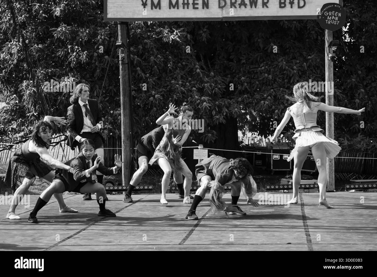 Ballett Cymru und Krystal S. Lowe DAUGHTERS OF THE SEA: Eine moderne Tanz-Storytelling-Performance auf der Rückseite von Beyond Stage. Das Green Man Festival 2025. Foto: Rob Watkins/Alamy Live News. INFO: Daughters of the Sea ist ein Wandteppich aus mehrsprachigem gesprochenem Wort, dynamischem Tanz und Kizzy Crawfords Fusion von Soul, Funk und Volksmusik. Kommen Sie mit uns, während wir die Geschichte von drei Frauen aus verschiedenen Ländern erzählen – einer Kriegerin, einer Heilerin und einer Anführerin –, die auf neue Abenteuer aufbrechen, bis ein überraschender Feind sie dazu anspornt, zusammenzustehen und für den Schutz der Wahlfreiheit zu kämpfen. Stockfoto