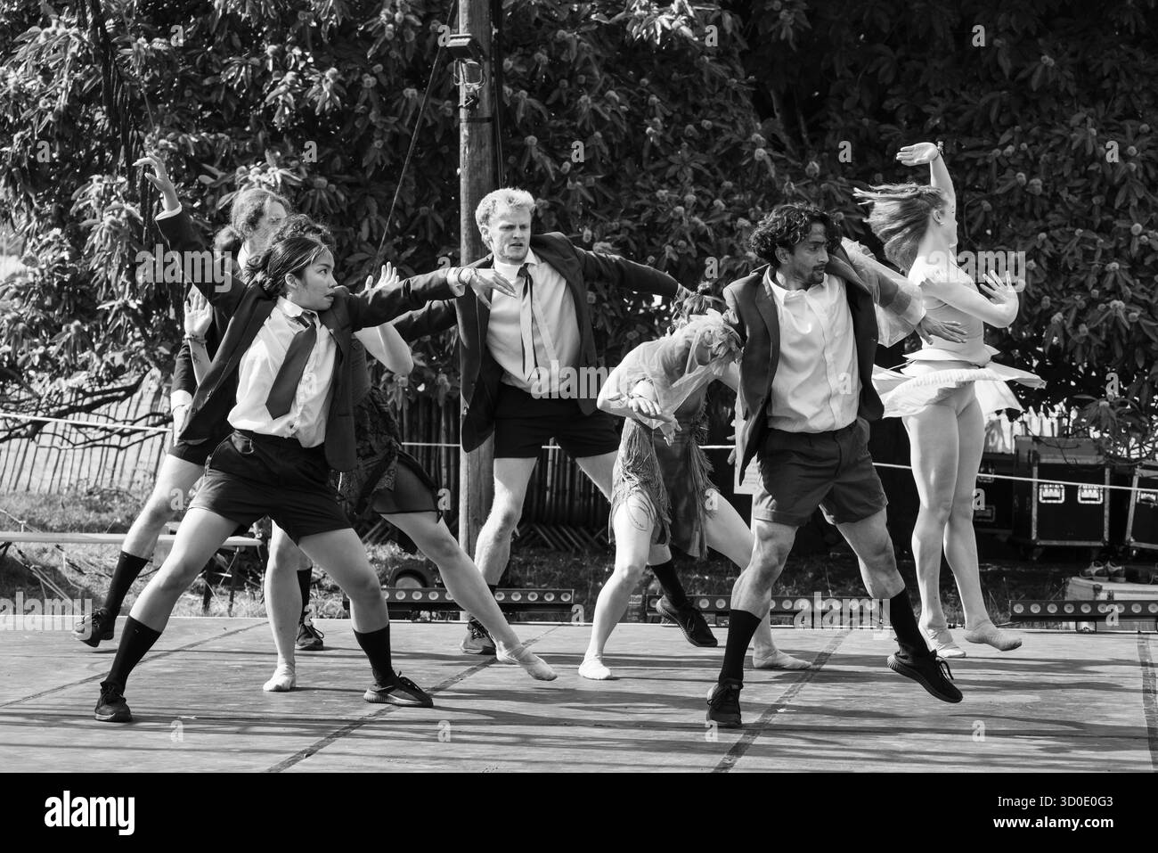 Ballett Cymru und Krystal S. Lowe DAUGHTERS OF THE SEA: Eine moderne Tanz-Storytelling-Performance auf der Rückseite von Beyond Stage. Das Green Man Festival 2025. Foto: Rob Watkins/Alamy Live News. INFO: Daughters of the Sea ist ein Wandteppich aus mehrsprachigem gesprochenem Wort, dynamischem Tanz und Kizzy Crawfords Fusion von Soul, Funk und Volksmusik. Kommen Sie mit uns, während wir die Geschichte von drei Frauen aus verschiedenen Ländern erzählen – einer Kriegerin, einer Heilerin und einer Anführerin –, die auf neue Abenteuer aufbrechen, bis ein überraschender Feind sie dazu anspornt, zusammenzustehen und für den Schutz der Wahlfreiheit zu kämpfen. Stockfoto