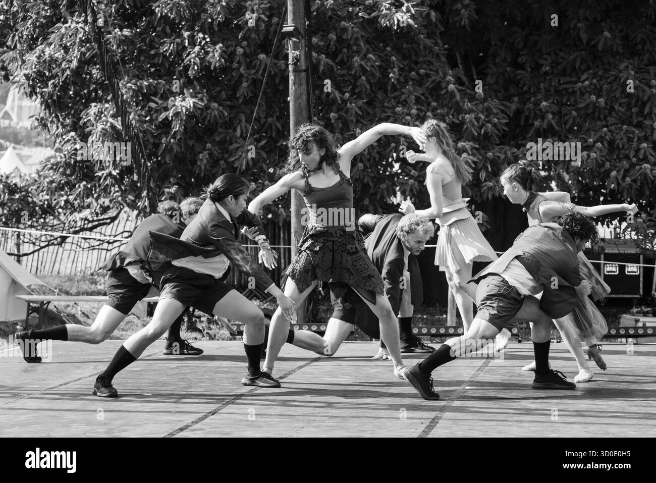 Ballett Cymru und Krystal S. Lowe DAUGHTERS OF THE SEA: Eine moderne Tanz-Storytelling-Performance auf der Rückseite von Beyond Stage. Das Green Man Festival 2025. Foto: Rob Watkins/Alamy Live News. INFO: Daughters of the Sea ist ein Wandteppich aus mehrsprachigem gesprochenem Wort, dynamischem Tanz und Kizzy Crawfords Fusion von Soul, Funk und Volksmusik. Kommen Sie mit uns, während wir die Geschichte von drei Frauen aus verschiedenen Ländern erzählen – einer Kriegerin, einer Heilerin und einer Anführerin –, die auf neue Abenteuer aufbrechen, bis ein überraschender Feind sie dazu anspornt, zusammenzustehen und für den Schutz der Wahlfreiheit zu kämpfen. Stockfoto