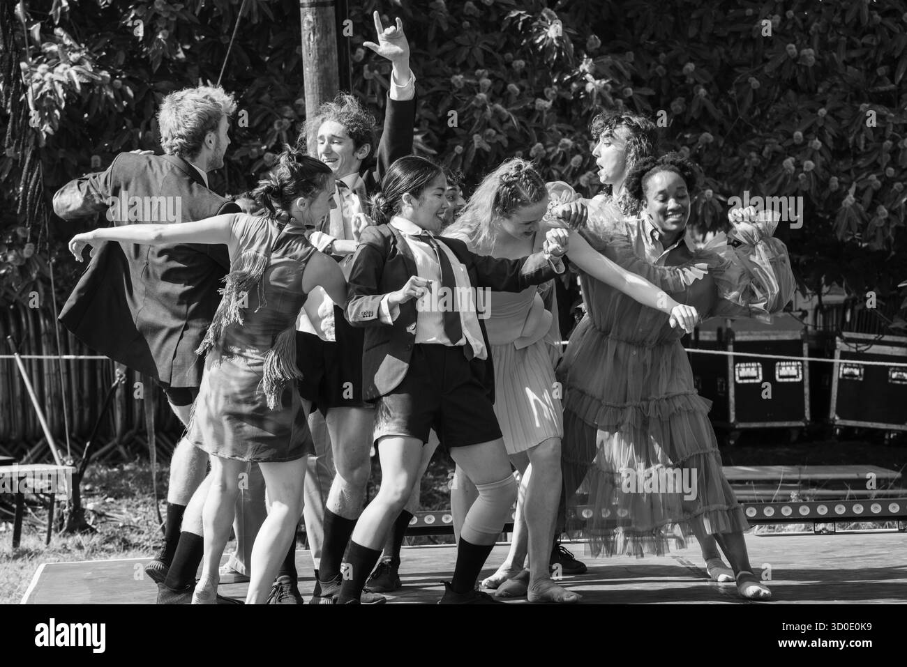 Ballett Cymru und Krystal S. Lowe DAUGHTERS OF THE SEA: Eine moderne Tanz-Storytelling-Performance auf der Rückseite von Beyond Stage. Das Green Man Festival 2025. Foto: Rob Watkins/Alamy Live News. INFO: Daughters of the Sea ist ein Wandteppich aus mehrsprachigem gesprochenem Wort, dynamischem Tanz und Kizzy Crawfords Fusion von Soul, Funk und Volksmusik. Kommen Sie mit uns, während wir die Geschichte von drei Frauen aus verschiedenen Ländern erzählen – einer Kriegerin, einer Heilerin und einer Anführerin –, die auf neue Abenteuer aufbrechen, bis ein überraschender Feind sie dazu anspornt, zusammenzustehen und für den Schutz der Wahlfreiheit zu kämpfen. Stockfoto
