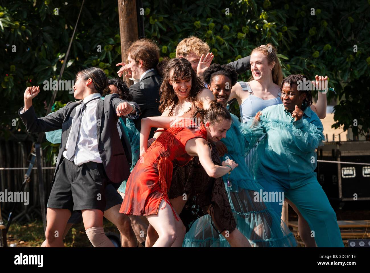 Ballett Cymru und Krystal S. Lowe DAUGHTERS OF THE SEA: Eine moderne Tanz-Storytelling-Performance auf der Rückseite von Beyond Stage. Das Green Man Festival 2025. Foto: Rob Watkins/Alamy Live News. INFO: Daughters of the Sea ist ein Wandteppich aus mehrsprachigem gesprochenem Wort, dynamischem Tanz und Kizzy Crawfords Fusion von Soul, Funk und Volksmusik. Kommen Sie mit uns, während wir die Geschichte von drei Frauen aus verschiedenen Ländern erzählen – einer Kriegerin, einer Heilerin und einer Anführerin –, die auf neue Abenteuer aufbrechen, bis ein überraschender Feind sie dazu anspornt, zusammenzustehen und für den Schutz der Wahlfreiheit zu kämpfen. Stockfoto