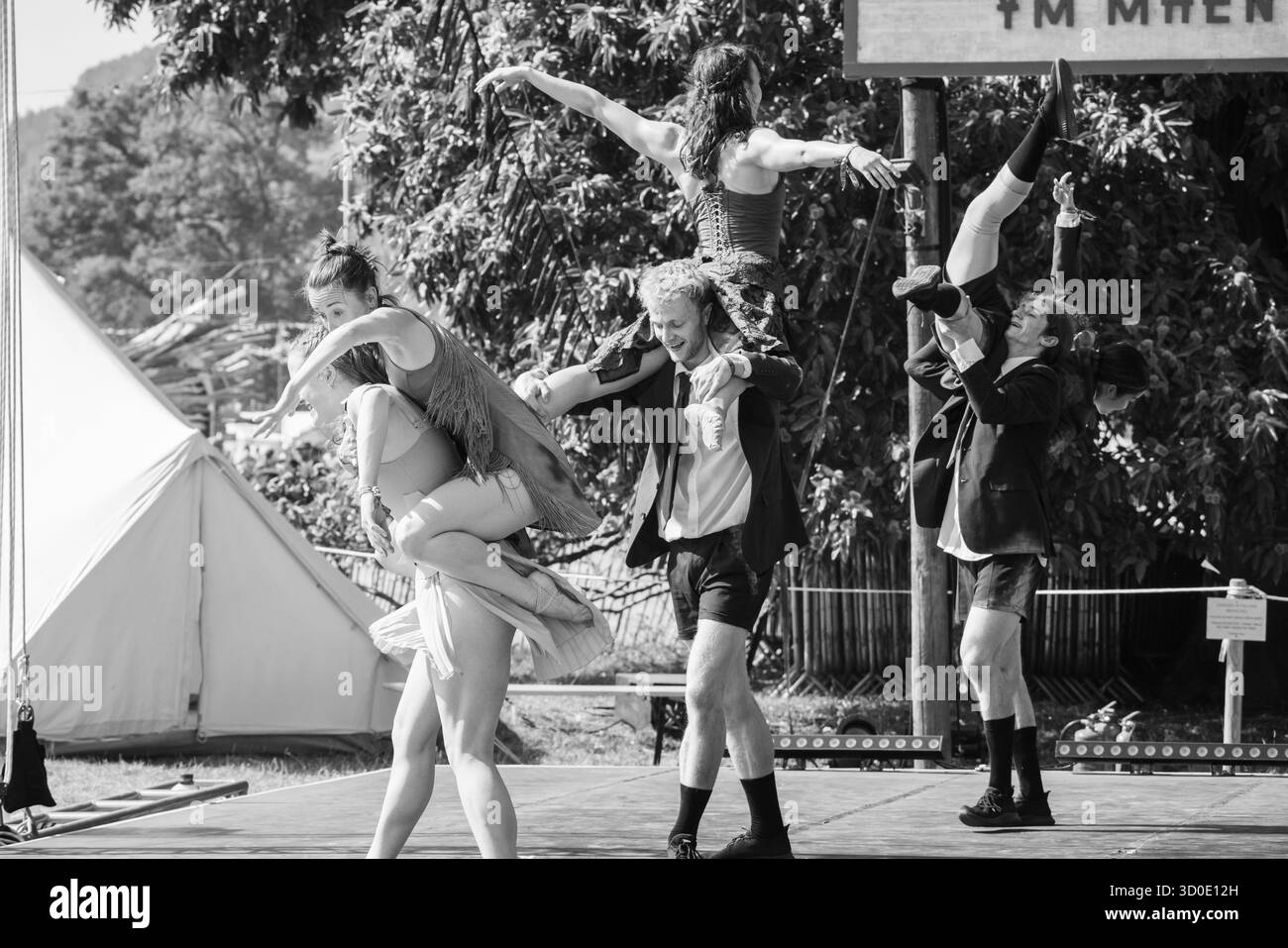 Ballett Cymru und Krystal S. Lowe DAUGHTERS OF THE SEA: Eine moderne Tanz-Storytelling-Performance auf der Rückseite von Beyond Stage. Das Green Man Festival 2025. Foto: Rob Watkins/Alamy Live News. INFO: Daughters of the Sea ist ein Wandteppich aus mehrsprachigem gesprochenem Wort, dynamischem Tanz und Kizzy Crawfords Fusion von Soul, Funk und Volksmusik. Kommen Sie mit uns, während wir die Geschichte von drei Frauen aus verschiedenen Ländern erzählen – einer Kriegerin, einer Heilerin und einer Anführerin –, die auf neue Abenteuer aufbrechen, bis ein überraschender Feind sie dazu anspornt, zusammenzustehen und für den Schutz der Wahlfreiheit zu kämpfen. Stockfoto