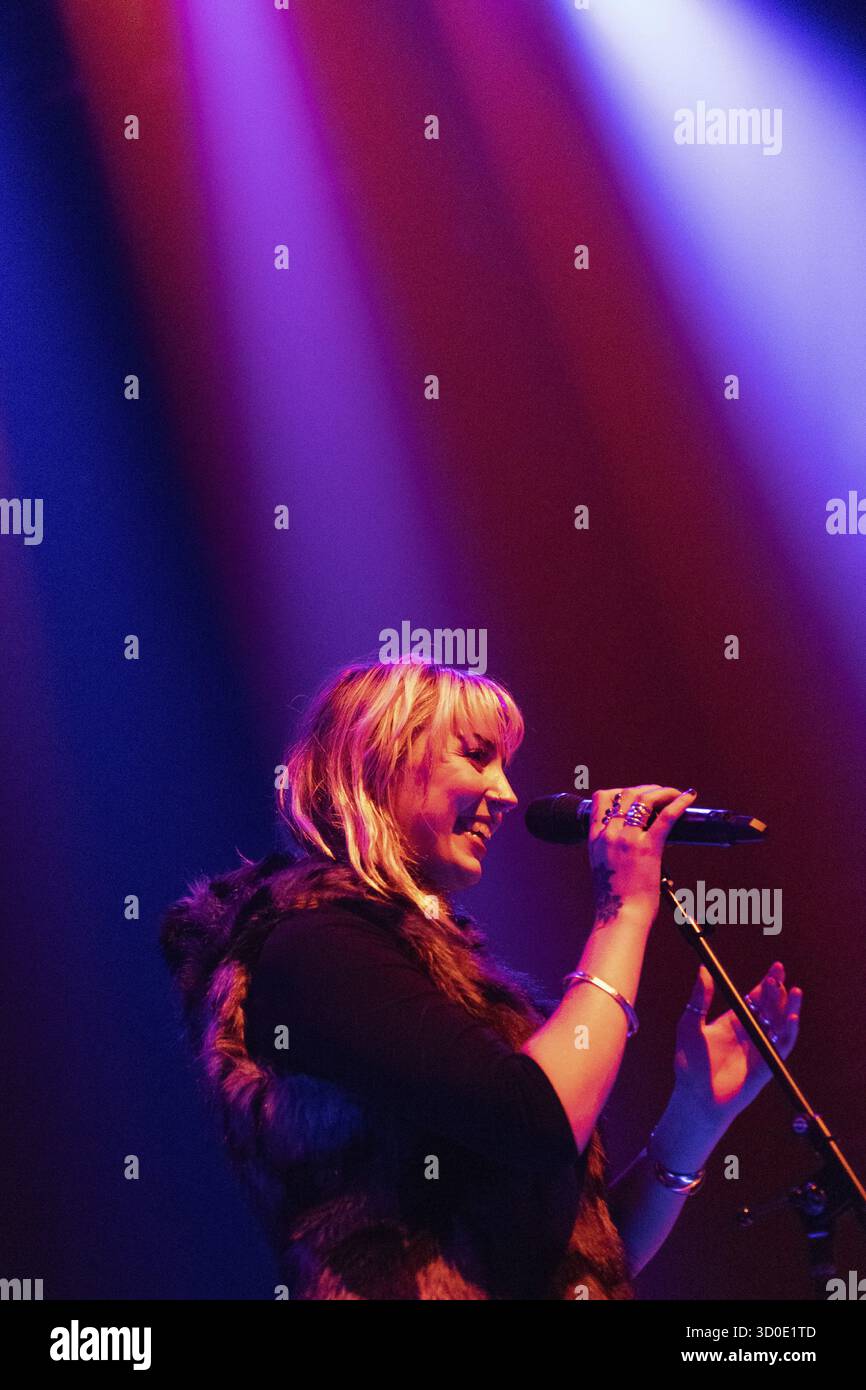 MELBOURNE, AUSTRALIEN – 17. MAI: Lotte Gallagher unterstützt die australische Musikgruppe Holy Holy während ihrer „A Grand hiatus“-Tour im Forum Thea Stockfoto