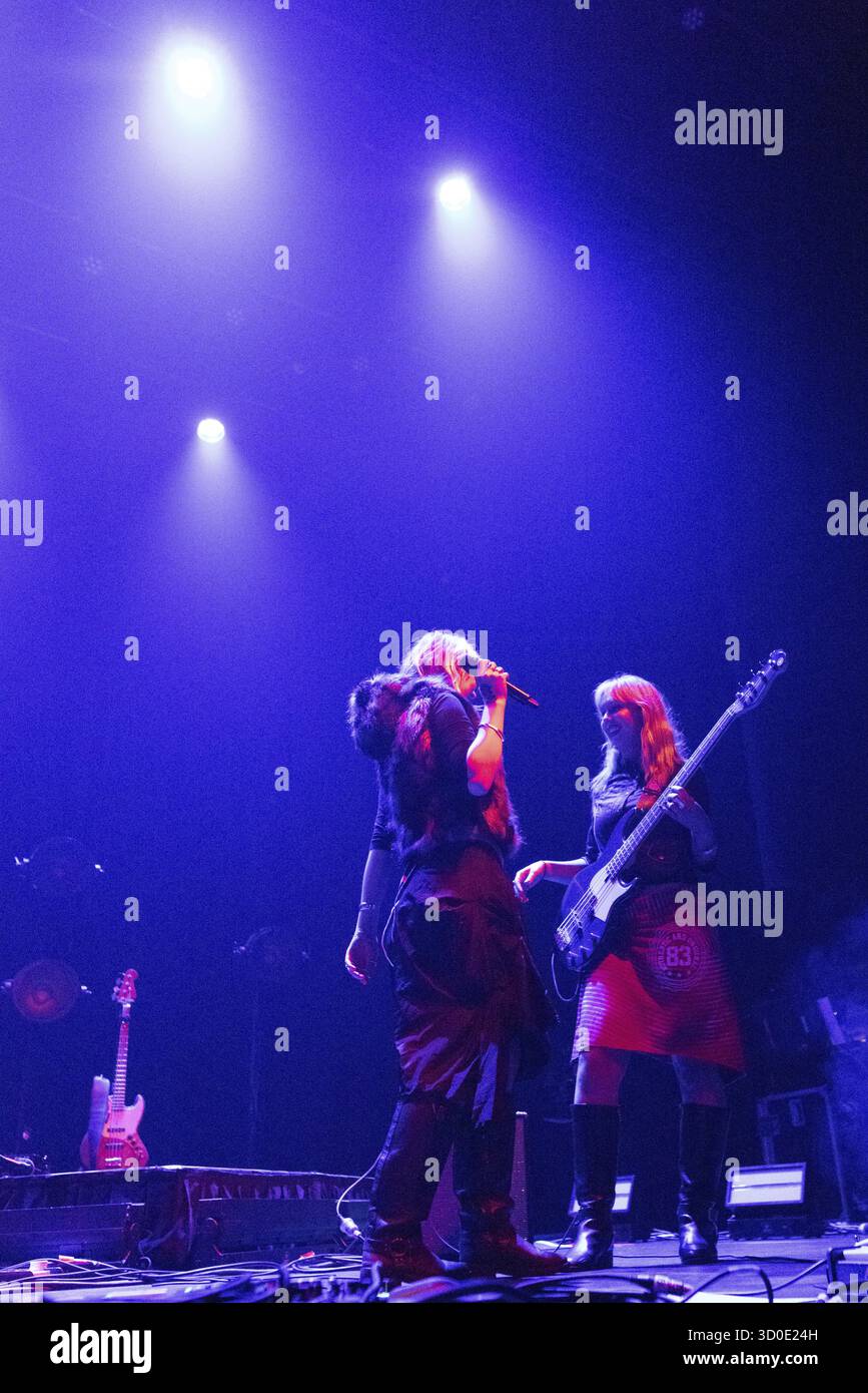 MELBOURNE, AUSTRALIEN – 17. MAI: Lotte Gallagher unterstützt die australische Musikgruppe Holy Holy während ihrer „A Grand hiatus“-Tour im Forum Thea Stockfoto