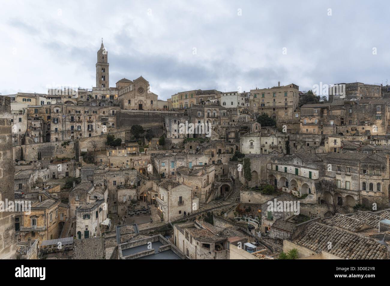 Blick auf Sassi di Matera. Zusammenhängende weite Bereiche von Höhlenwohnheimen entlang enger Gassen. Berühmte berühmte Sehenswürdigkeit in Matera, Italien Stockfoto