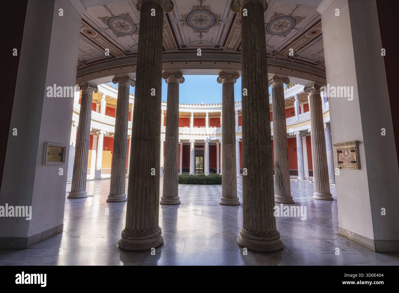 Zappeion Hall Atriumsaal in Athen, Griechenland. Berühmte Konferenz- und Ausstellungshalle in Athen, Griechenland Stockfoto Zappeion Hall Atriumsaal in Athen, Griechenland. Berühmte Konferenz- und Ausstellungshalle in Athen, Griechenland Stockfoto