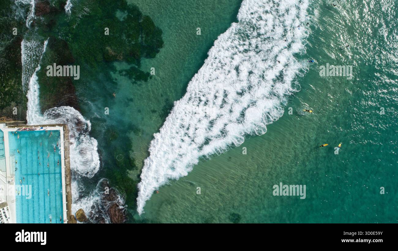 Blick aus der Vogelperspektive auf den berühmten Bondi Icebergs Pool, wo das türkisfarbene Wasser auf die zerklüftete Küste trifft, Sydney, New South Wales, Australien. Stockfoto
