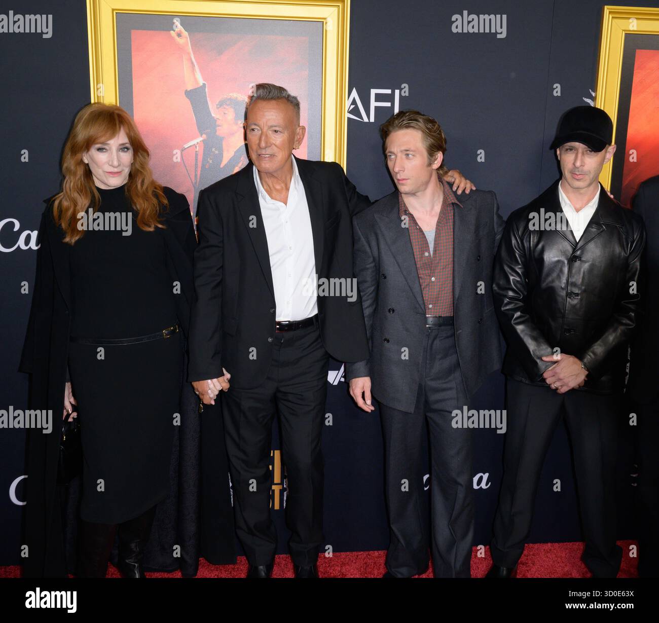 LOS ANGELES, USA. 22. Oktober 2025: Patti Scialfa, Bruce Springsteen, Jeremy Allen White und Jeremy Strong beim AFI FEST Premiere für Springsteen: Deliver Me from Nowhere im TCL Chinese Theatre. Bild: Paul Smith/Featureflash Stockfoto