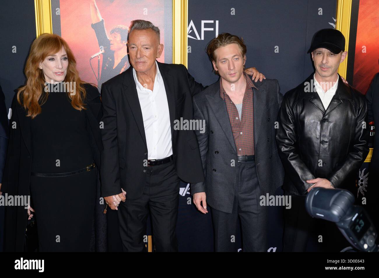LOS ANGELES, USA. 22. Oktober 2025: Patti Scialfa, Bruce Springsteen, Jeremy Allen White und Jeremy Strong beim AFI FEST Premiere für Springsteen: Deliver Me from Nowhere im TCL Chinese Theatre. Bild: Paul Smith/Featureflash Stockfoto
