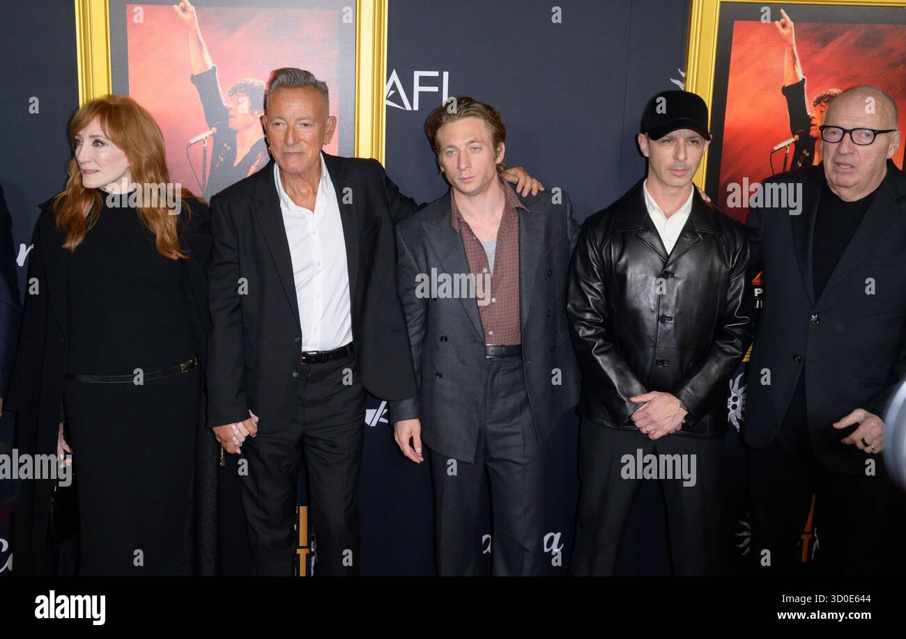 Los Angeles, USA. Oktober 2025. LOS ANGELES, USA. 22. Oktober 2025: Patti Scialfa, Bruce Springsteen, Jeremy Allen White, Jeremy Strong und Jon Landau bei der AFI FEST-Premiere für Springsteen: Deliver Me from Nowhere im TCL Chinese Theatre. Bildnachweis: Paul Smith/Alamy Live News Stockfoto