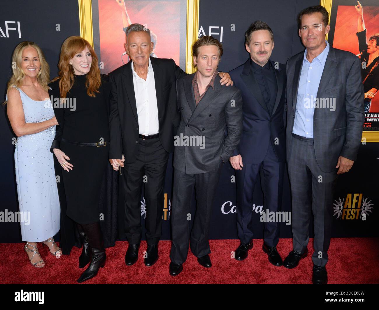 Los Angeles, USA. Oktober 2025. LOS ANGELES, USA. 22. Oktober 2025: Ellen Goldsmith-Vein, Patti Scialfa, Bruce Springsteen, Jeremy Allen White, Scott Cooper & Scot Stuber beim AFI FEST Premiere für „Springsteen: Deliver Me from Nowhere“ im TCL Chinese Theatre. Bildnachweis: Paul Smith/Alamy Live News Stockfoto