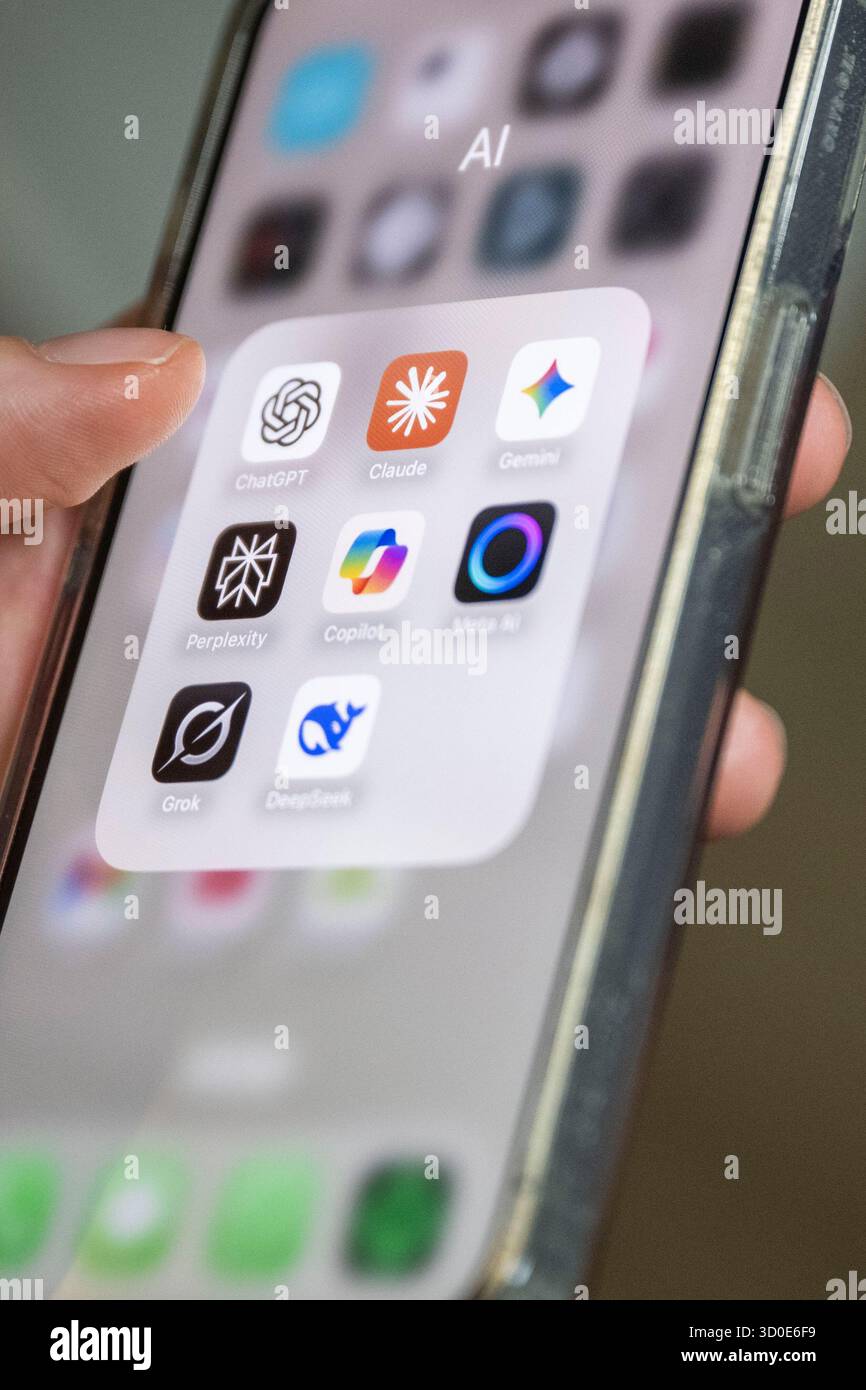 Schwerin, Deutschland. Oktober 2025. Mehrere KI-Anwendungen können auf einem Smartphone-Bildschirm angezeigt werden, darunter ChatGPT, Claude, Gemini, Perplexity, Microsoft Copilot, Meta AI, Grok und DeepSeek. Die Apps sind in einem Ordner mit der Bezeichnung „AI“ gruppiert. Künstliche Intelligenz-Anwendungen verschiedener Anbieter prägen den digitalen Alltag zunehmend – von Text- und Bildgeneratoren bis hin zu Forschungs- und Assistenzfunktionen. Quelle: Philip Dulian/dpa/Alamy Live News Stockfoto