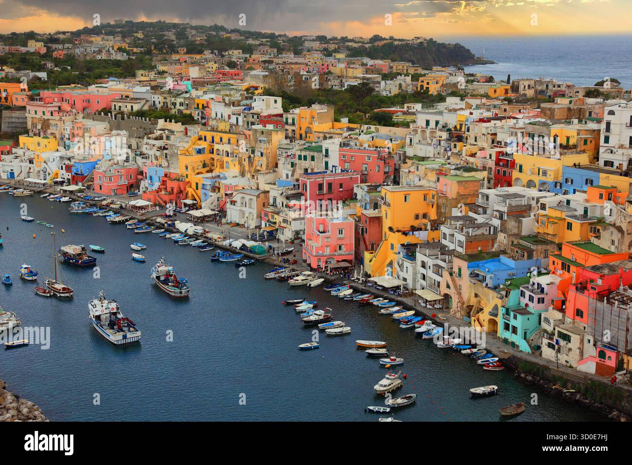 Bezirk Corricella mit Hafen, Insel Procida, Golf von Neapel, Phlegräische Inseln, Kampanien, Italien Stockfoto