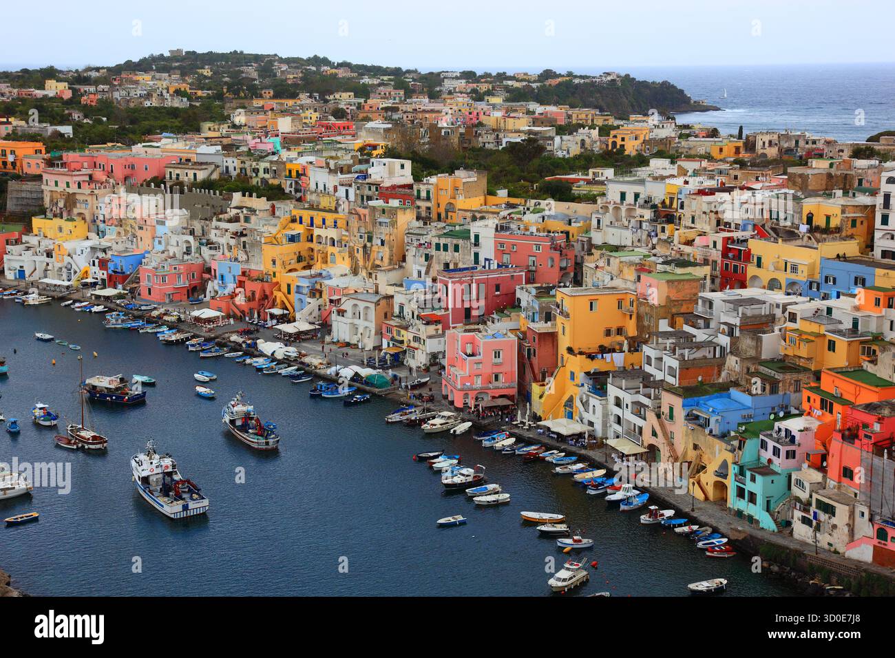 Bezirk Corricella mit Hafen, Insel Procida, Golf von Neapel, Phlegräische Inseln, Kampanien, Italien Stockfoto