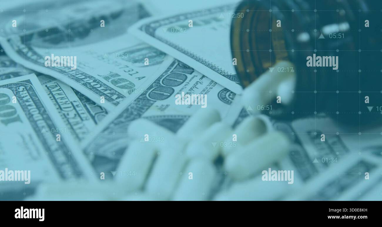 Zeigt verschüttete USD100 Scheine und weiße Kapseln auf einem Gitterüberzug mit Pillenflasche und Zeitstempeln Stockfoto