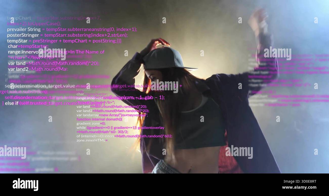 Tanzende Tänzerin in beschnittenem Oberteil, die sich unter Nebel und Lichtern auf der Bühne bewegt, mit projiziertem Code-Overlay Stockfoto