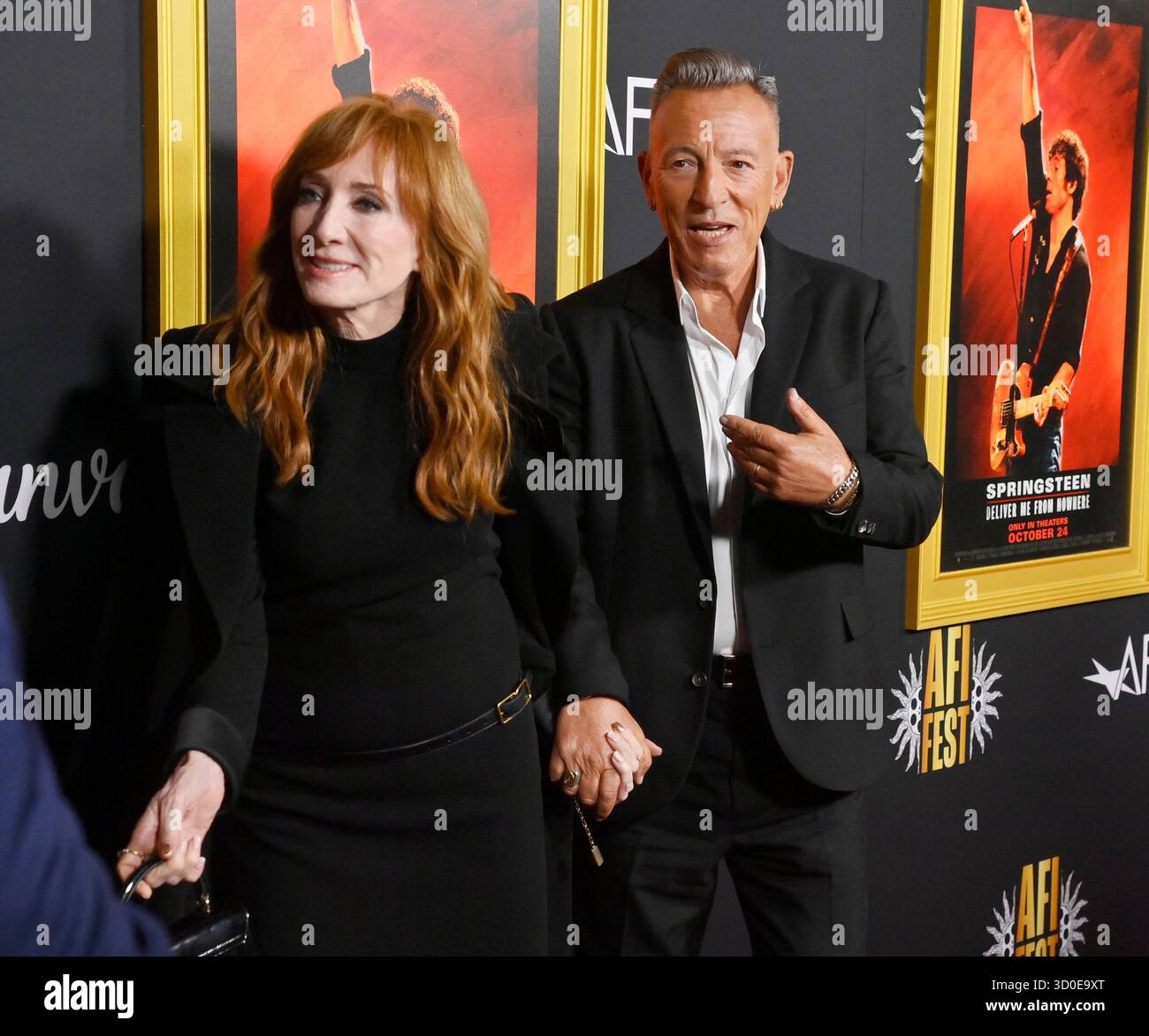 Los Angeles, Usa. Oktober 2025. Bruce Springsteen (R) und seine Frau Patti Scialfa nehmen am Mittwoch, den 22. Oktober 2025, im TCL Chinese Theatre in der Hollywood-Sektion von Los Angeles an der AFI-Premiere des biographischen Dramas Springsteen: Deliver Me from Nowhere teil. Storyline: Bruce Springsteens Reise, die 1982 sein Album Nebraska schuf, das er mit der E Street Band in den USA aufnahm. Basierend auf Warren Zanes' Buch. Foto: Jim Ruymen/UPI. Quelle: UPI/Alamy Live News Stockfoto