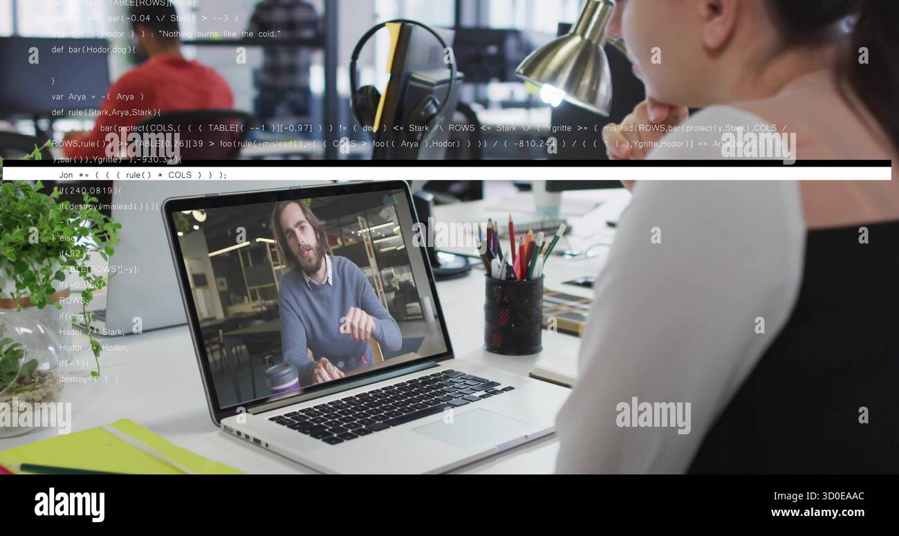 Büroangestellte, die in einem modernen Büro an einem Ferngespräch teilnehmen, mit Laptop- und Schreibtischgeräten, Kopierbereich Stockfoto