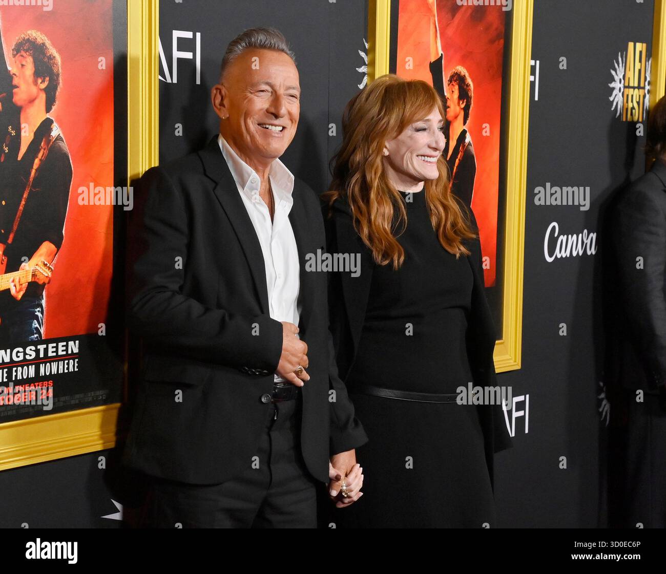 Los Angeles, Usa. Oktober 2025. Bruce Springsteen (L) und seine Frau Patti Scialfa nehmen am Mittwoch, den 22. Oktober 2025, im TCL Chinese Theatre in der Hollywood-Sektion von Los Angeles an der AFI-Premiere des biographischen Dramas Springsteen: Deliver Me from Nowhere teil. Storyline: Bruce Springsteens Reise, die 1982 sein Album Nebraska schuf, das er mit der E Street Band in den USA aufnahm. Basierend auf Warren Zanes' Buch. Foto: Jim Ruymen/UPI. Quelle: UPI/Alamy Live News Stockfoto