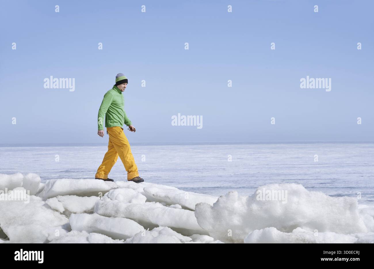 Junge erwachsene Mann draussen eisige Landschaft erkunden Stockfoto