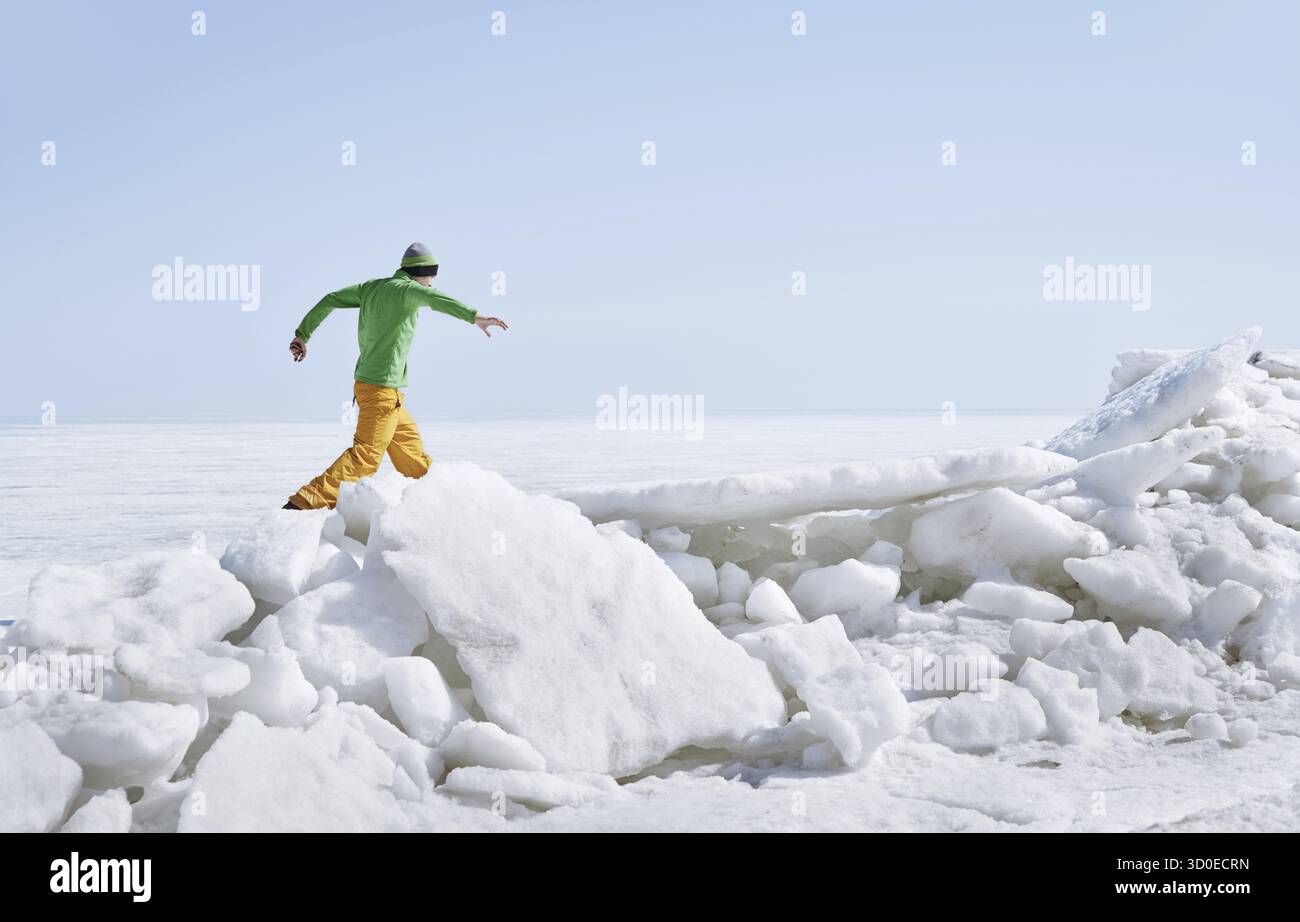 Junge erwachsene Mann draussen eisige Landschaft erkunden Stockfoto