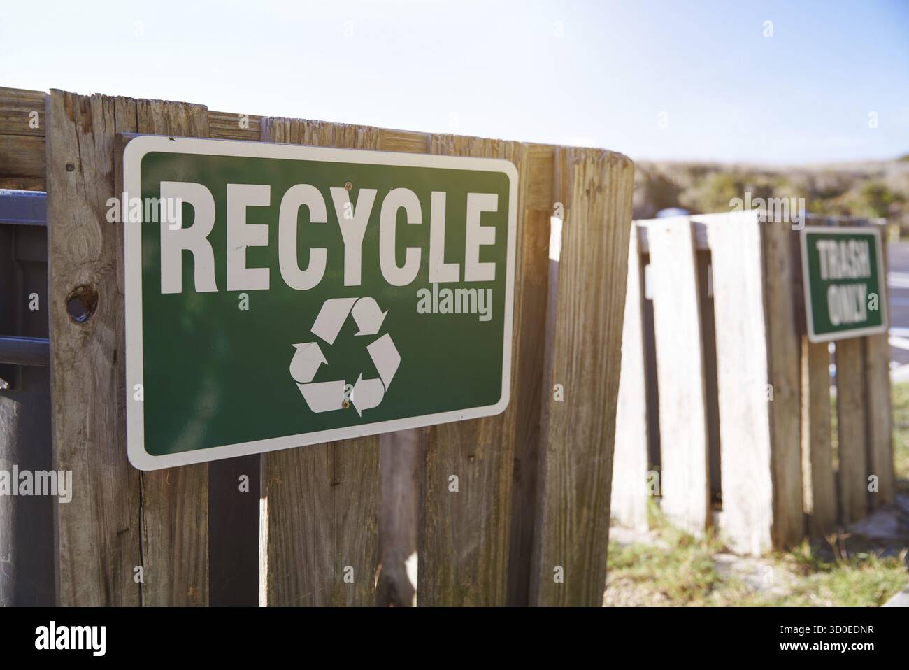 Recycling und Abfall Informationen Schild am öffentlichen Strand Stockfoto