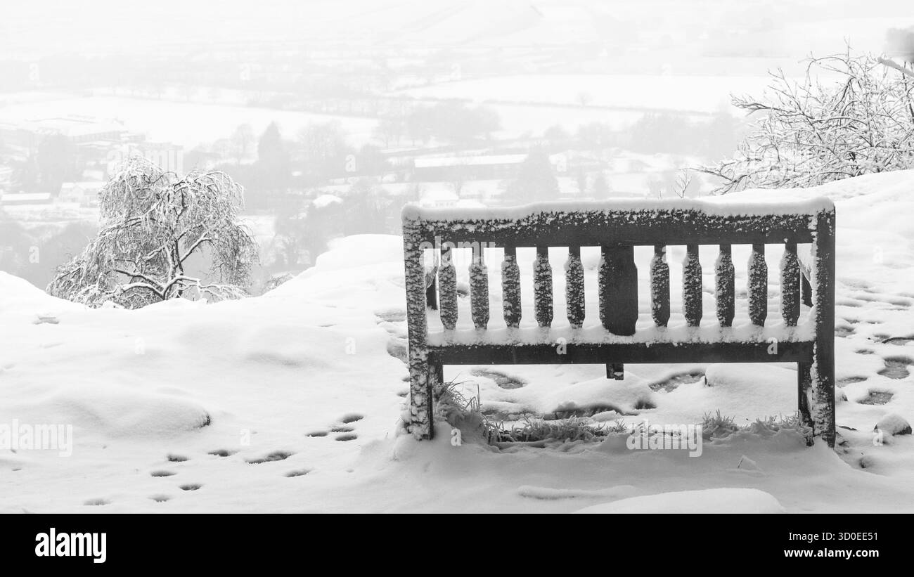 Winterlicher Blick von einer Bank mit Schnee Stockfoto