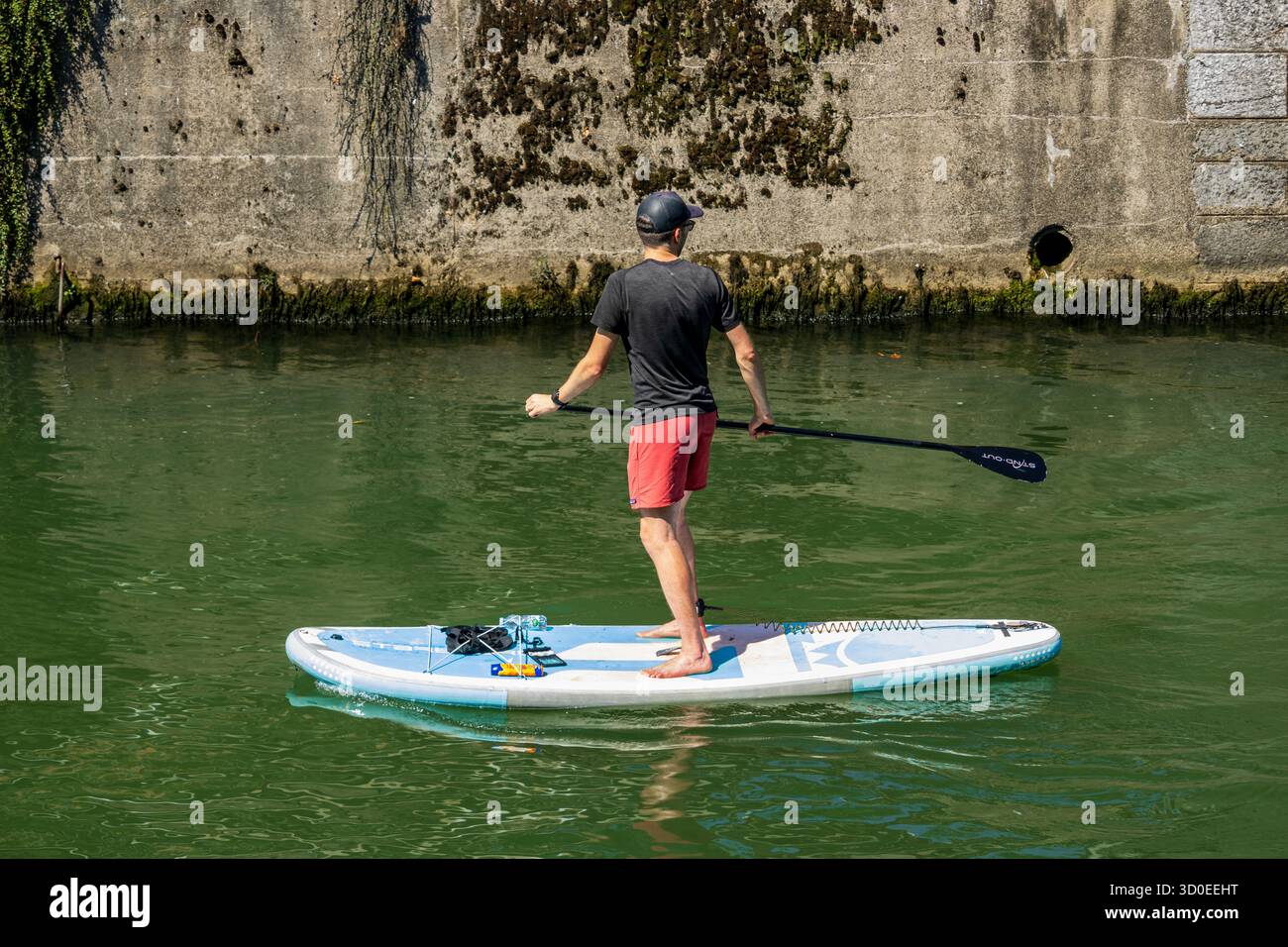 Ljubljana, Slowenien August 10-2025 Board, Paddle, Repeat, Stand Up Paddler auf dem Fluss ljubljanica slowenien Stockfoto