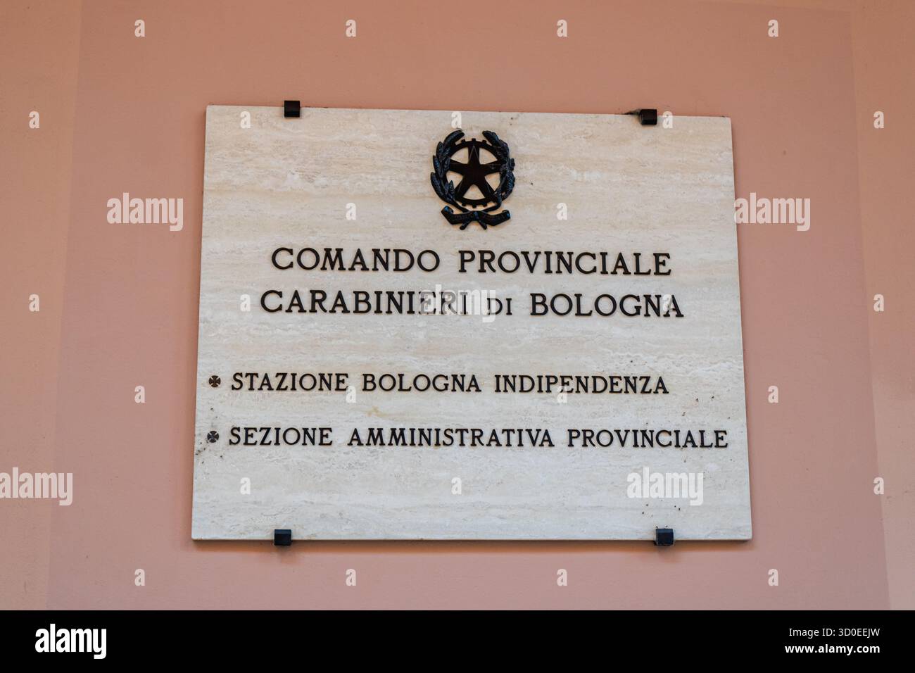 Bologna, Italien Juli 27-2025 wandmontiertes Carabinieri-Schild mit Verwaltungsbereich, italienisches Polizeizeichen Stockfoto
