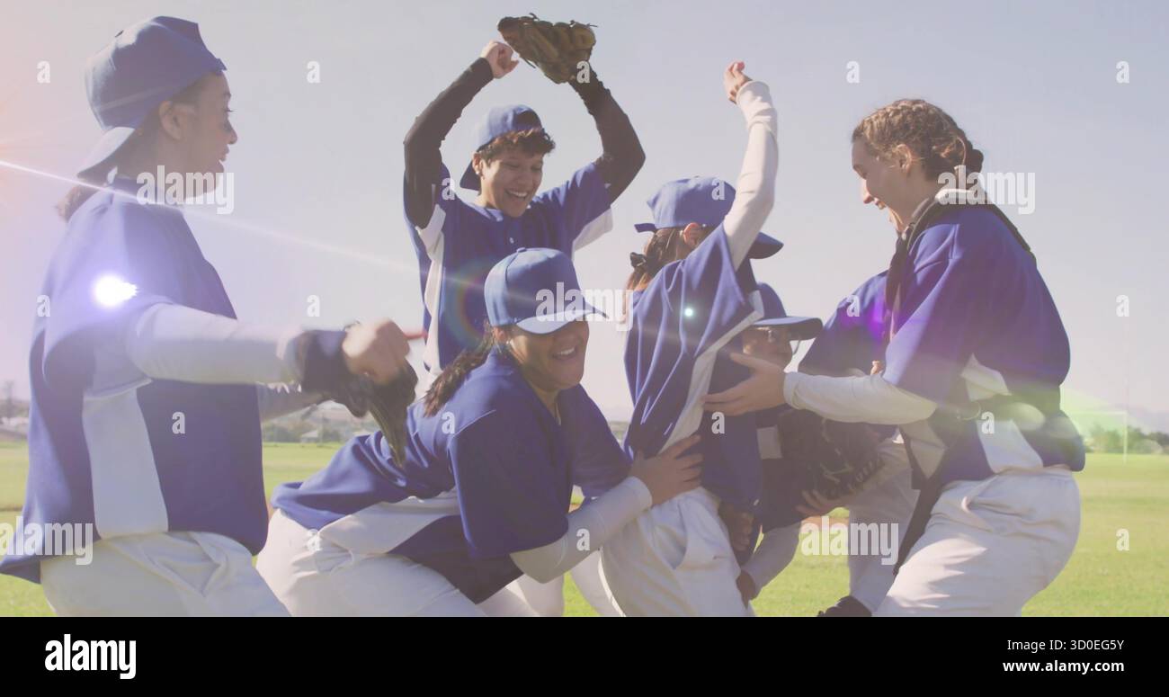 Baseballspieler auf dem Sportplatz mit Baseballhandschuhen, Kappen, Trikots und weißen Hosen Stockfoto