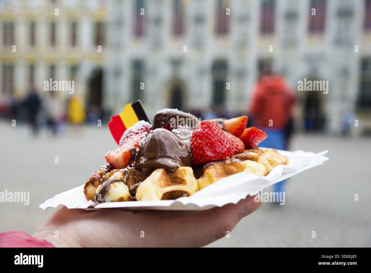 Traditionelles belgisches Dessert - Waffeln mit Erdbeere und Sahne auf dem Hintergrund von Brügge, Belgien, Brügge, Belgien Stockfoto