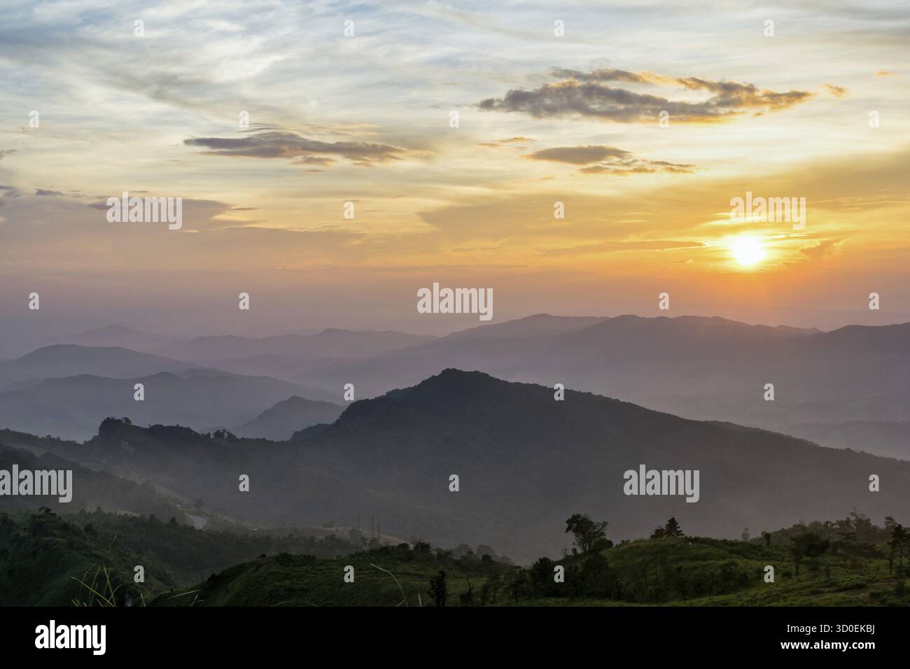 Schöne Landschaft Natur am Berg mit Sonne Wolke Nebel und hellen Farben des Himmels und Sonnenlicht während des Sonnenuntergangs im Winter am Aussichtspunkt Phu Chi Fa Fores Stockfoto
