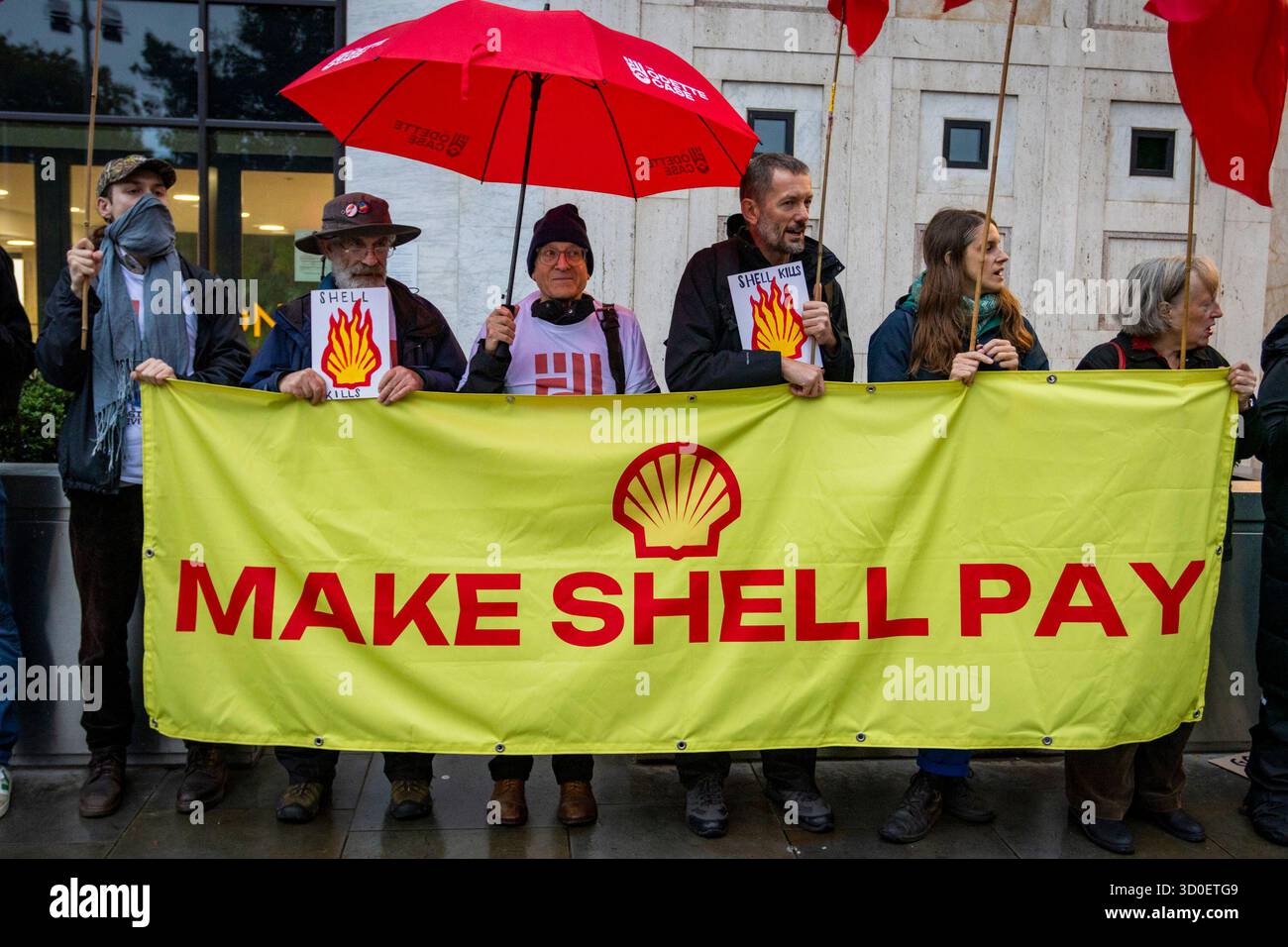 Aktivisten für Umwelt- und Klimagerechtigkeit versammelten sich vor dem Global Headquarters von Shell in Zentral-London vor dem bevorstehenden „Profitday“ des Unternehmens. Demonstranten forderten Shell auf, Reparationen an die Überlebenden des Taifuns Odette auf den Philippinen zu zahlen und beschuldigten den Ölgiganten, von der Klimazerstörung profitiert zu haben. Die Demonstranten hielten Banner und Plakate, auf denen die Hauptverschmutzer zur Rechenschaft gezogen wurden. Stockfoto