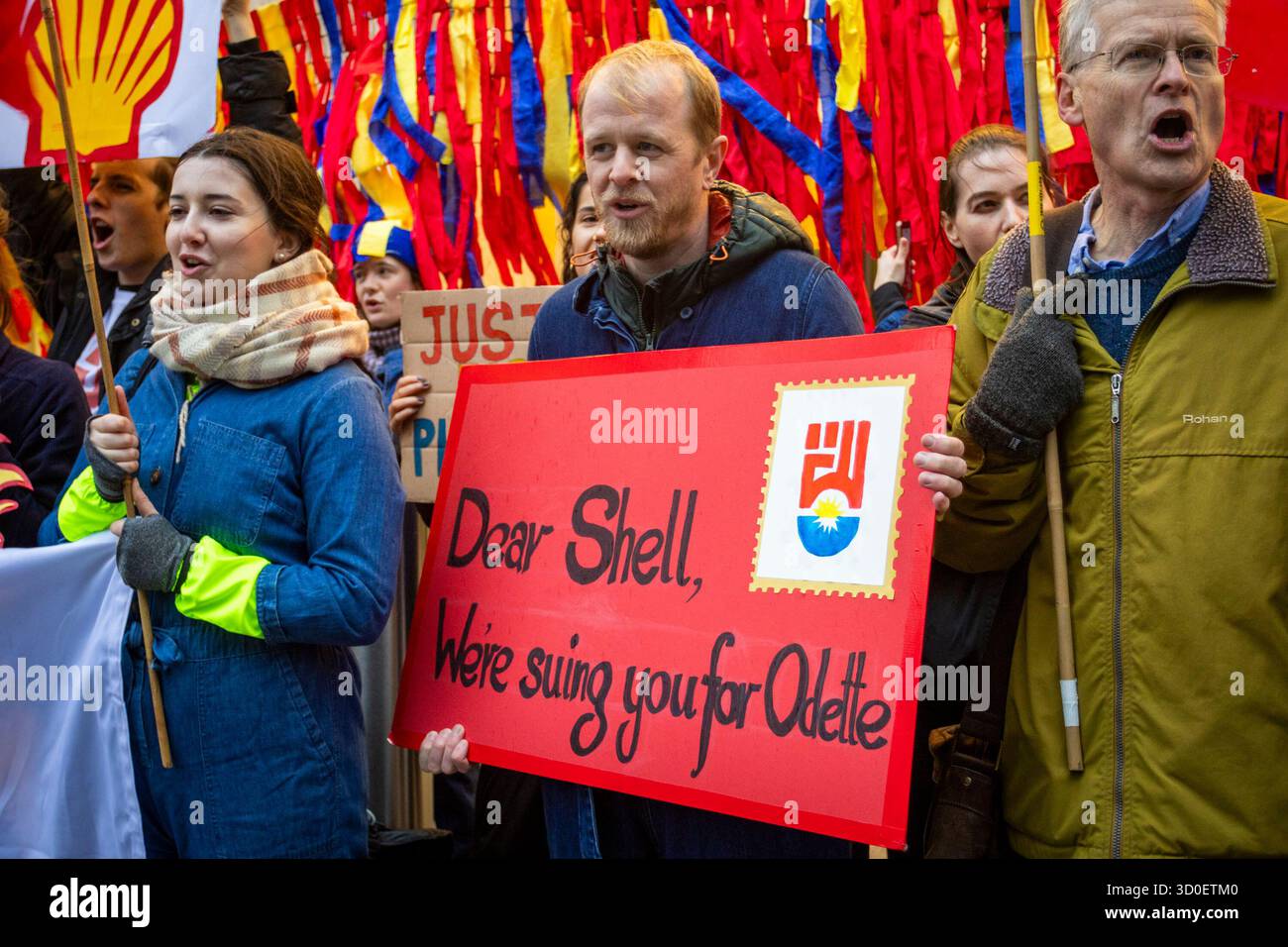 Aktivisten für Umwelt- und Klimagerechtigkeit versammelten sich vor dem Global Headquarters von Shell in Zentral-London vor dem bevorstehenden „Profitday“ des Unternehmens. Demonstranten forderten Shell auf, Reparationen an die Überlebenden des Taifuns Odette auf den Philippinen zu zahlen und beschuldigten den Ölgiganten, von der Klimazerstörung profitiert zu haben. Die Demonstranten hielten Banner und Plakate, auf denen die Hauptverschmutzer zur Rechenschaft gezogen wurden. Stockfoto
