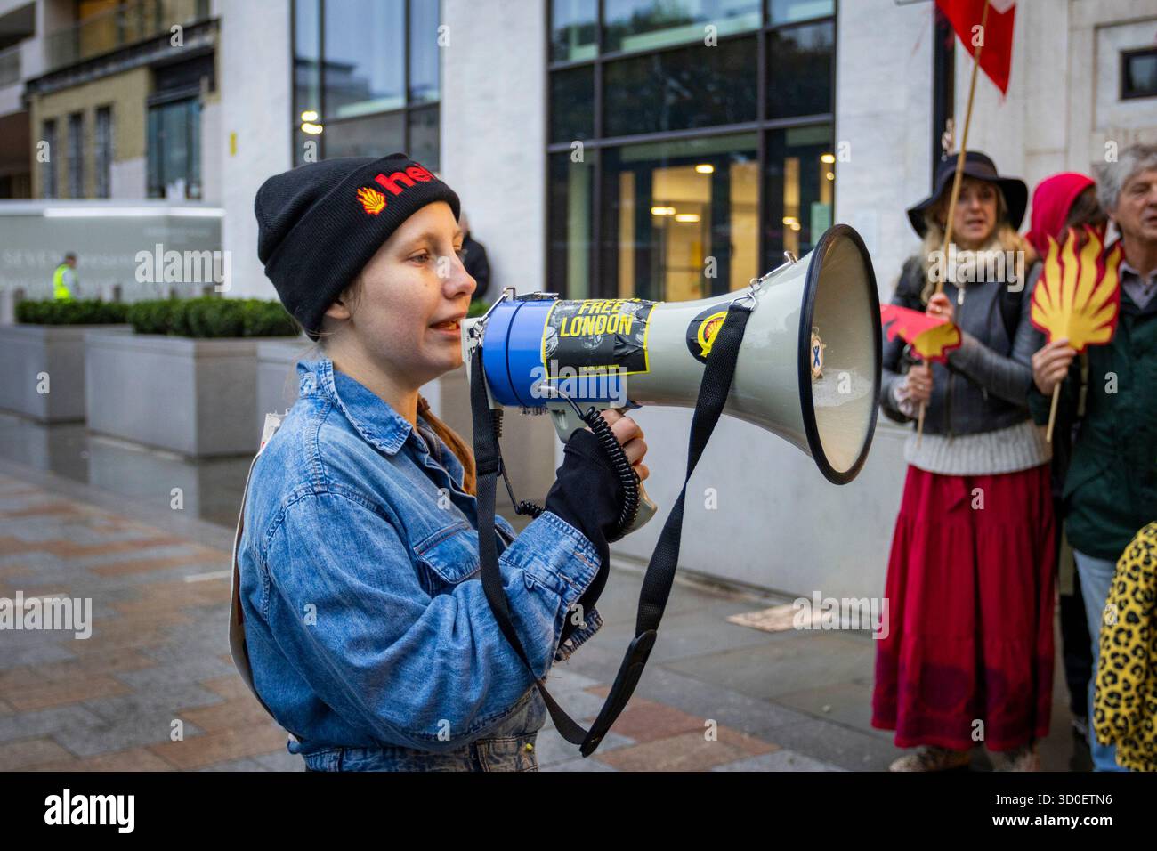 Aktivisten für Umwelt- und Klimagerechtigkeit versammelten sich vor dem Global Headquarters von Shell in Zentral-London vor dem bevorstehenden „Profitday“ des Unternehmens. Demonstranten forderten Shell auf, Reparationen an die Überlebenden des Taifuns Odette auf den Philippinen zu zahlen und beschuldigten den Ölgiganten, von der Klimazerstörung profitiert zu haben. Die Demonstranten hielten Banner und Plakate, auf denen die Hauptverschmutzer zur Rechenschaft gezogen wurden. Stockfoto
