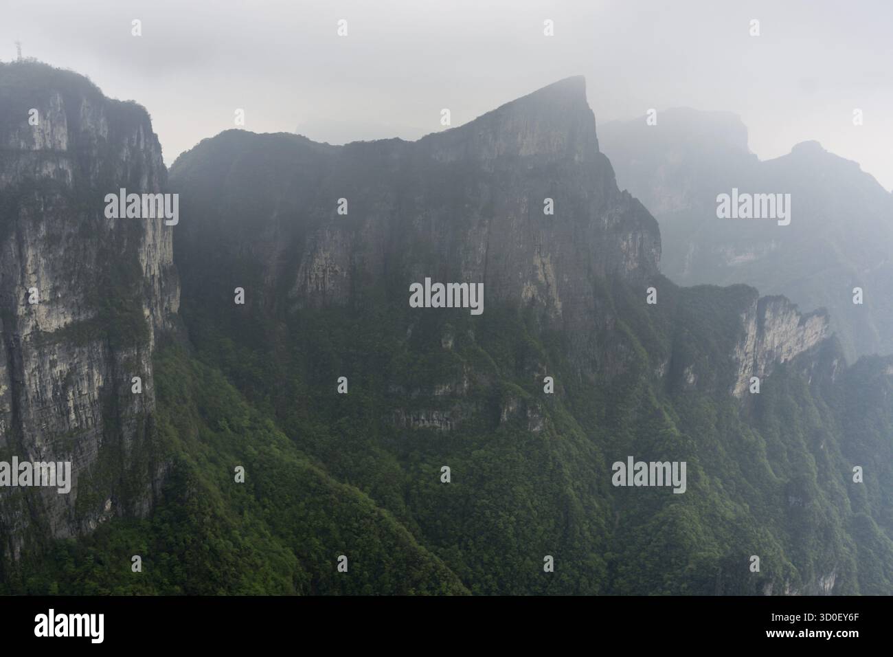Aussichtspunkt des Tianmen Berges vom Hängesteg an den Klippen. Der tianmen-Berg liegt in zhangjiajie, china Stockfoto