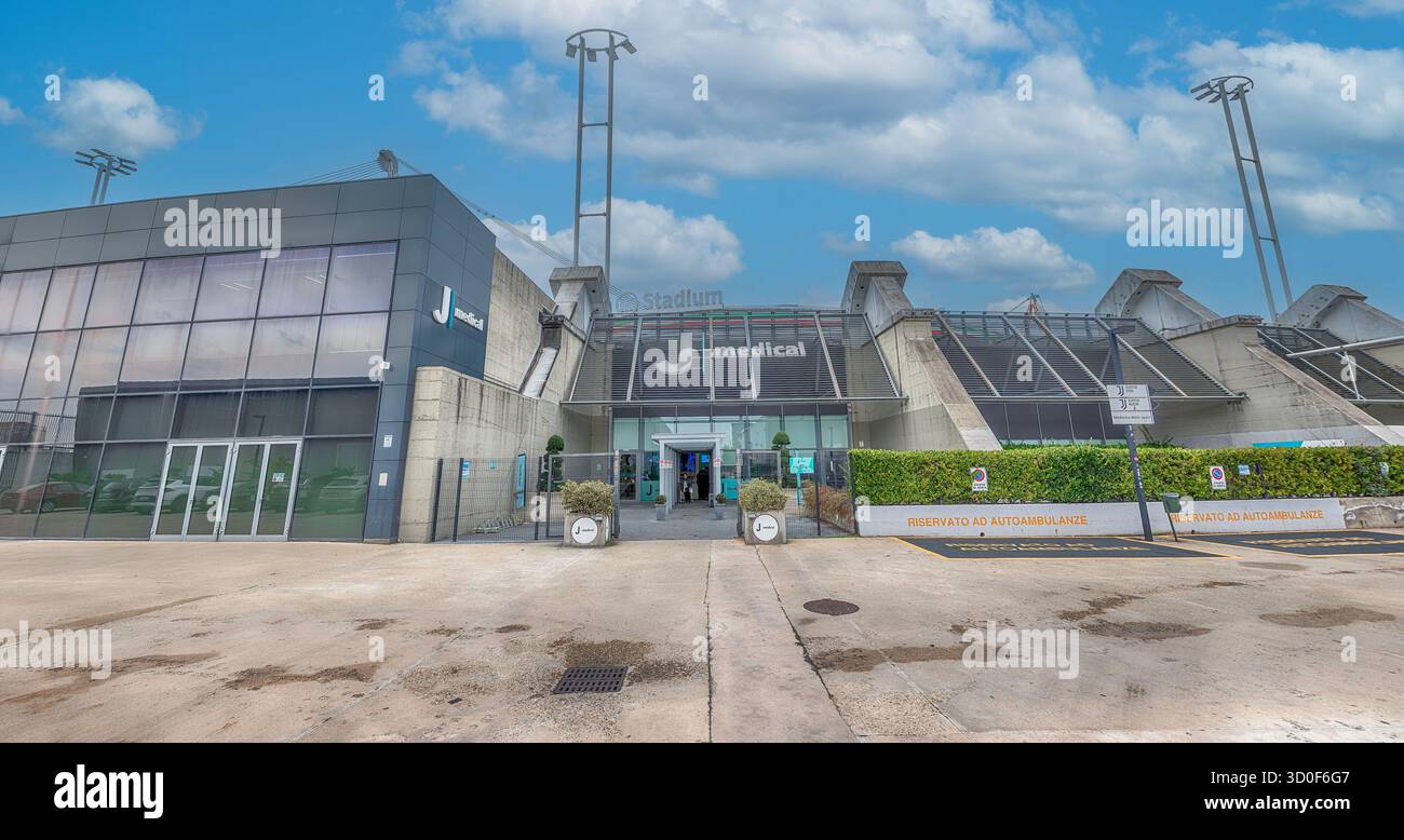 TURIN, ITALIEN - 12. NOVEMBER 2024: Moderner Eingang von J Medical, einem multispezialisierten medizinischen Zentrum im Juventus Allianz Stadion in Turin, Italien Stockfoto TURIN, ITALIEN - 12. NOVEMBER 2024: Moderner Eingang von J Medical, einem multispezialisierten medizinischen Zentrum im Juventus Allianz Stadion in Turin, Italien Stockfoto