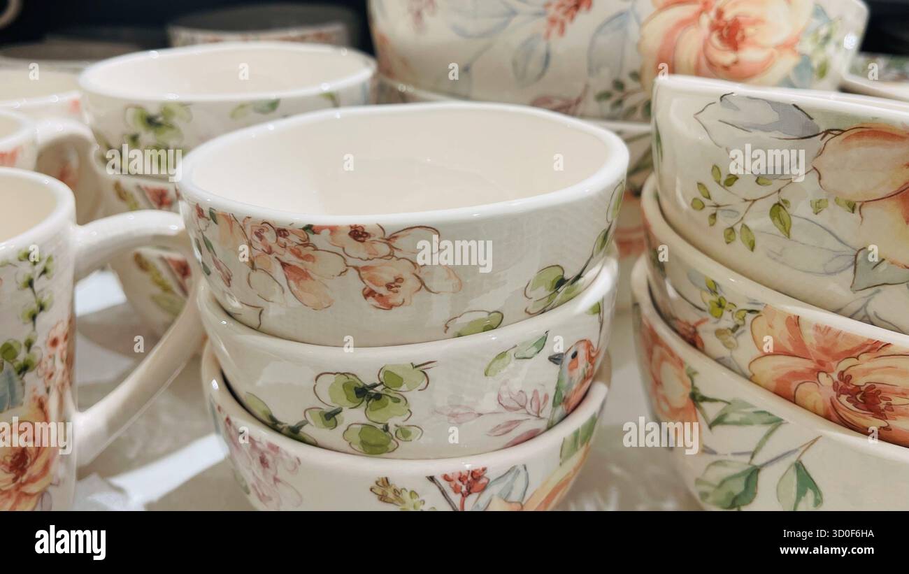 Bemalte Tasse mit Blumenmuster und Nachmittagstee. Pfirsichgrünes Rosa bemalt mit Blumenmuster, Nachmittagstee, gestapelte Kaffeetasse - Smartphone-aufgenommenes Stockfoto