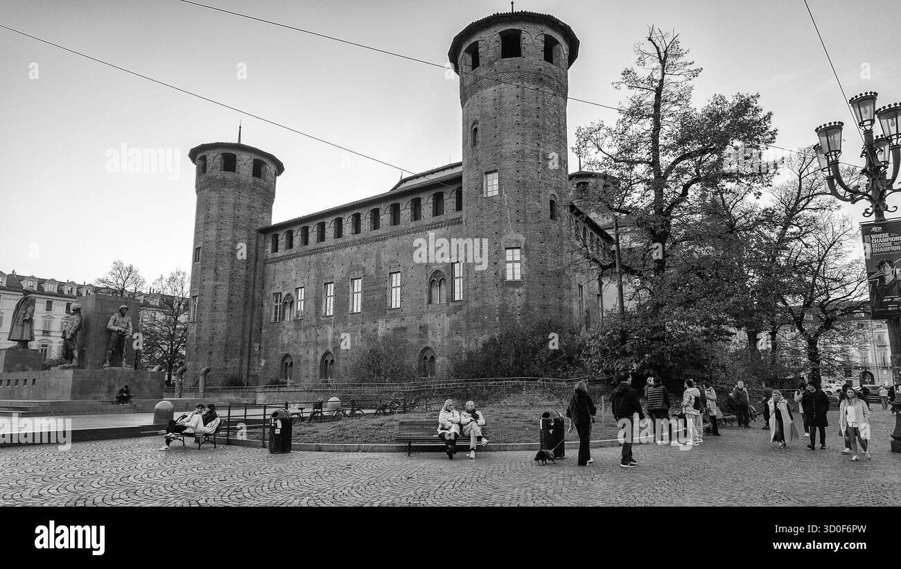 TURIN, ITALIEN - 11. NOVEMBER 2024: Das Castello oder Palazzo Madama erhebt sich über der Piazza Castello in Turin, Italien, und zeigt seine mittelalterliche Architektur und ita Stockfoto TURIN, ITALIEN - 11. NOVEMBER 2024: Das Castello oder Palazzo Madama erhebt sich über der Piazza Castello in Turin, Italien, und zeigt seine mittelalterliche Architektur und ita Stockfoto