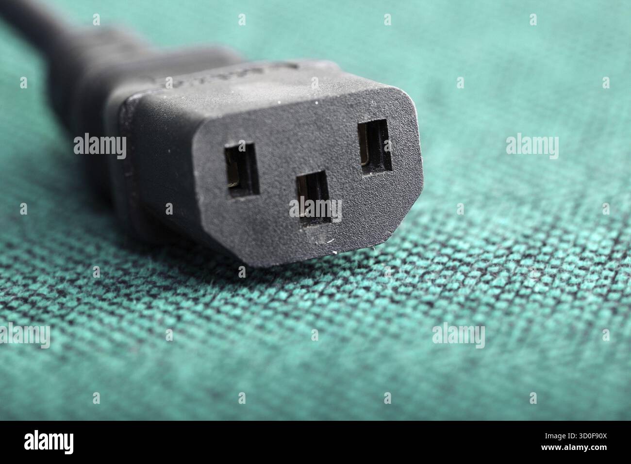 Makro-Foto von der Black-Power-Connector auf grünem Hintergrund Stockfoto
