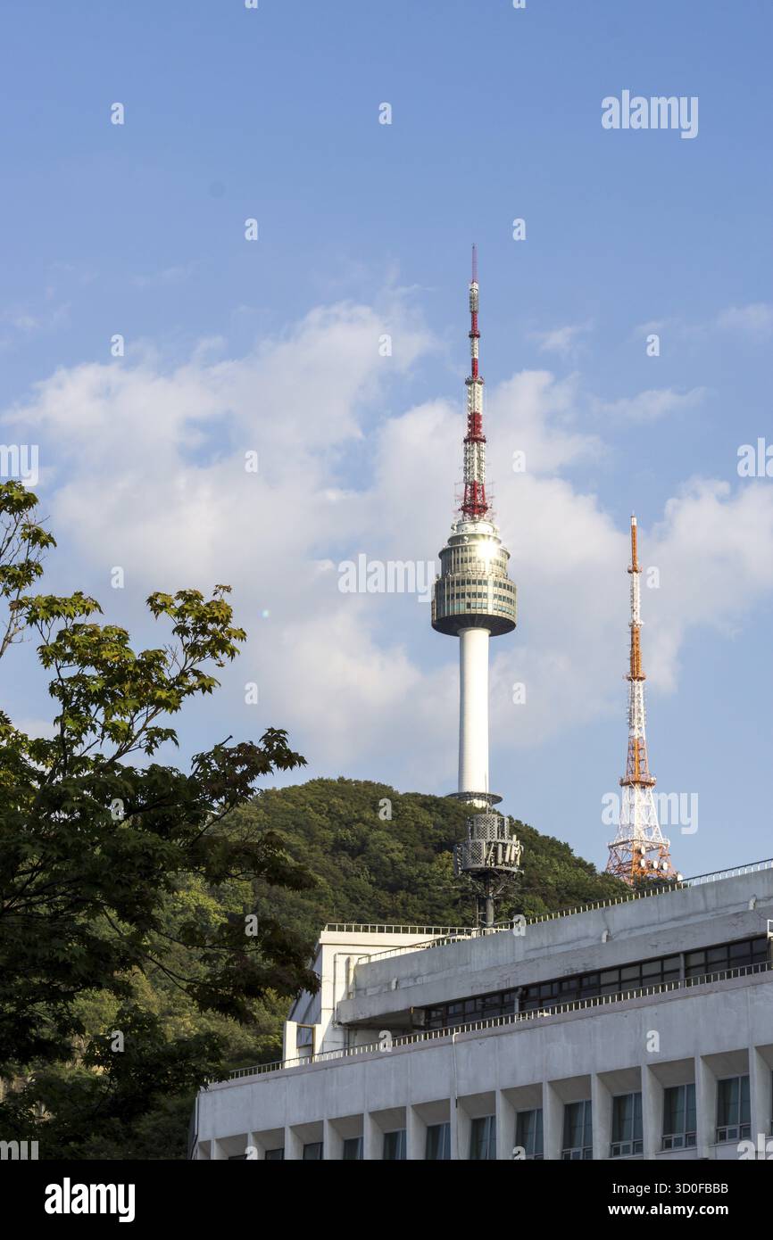N Seoul Tower in Namsan mit dem Licht auf der Aussichtsplattform. Aufgenommen im Seonggwak Park in Seoul, seoul, Südkorea Stockfoto