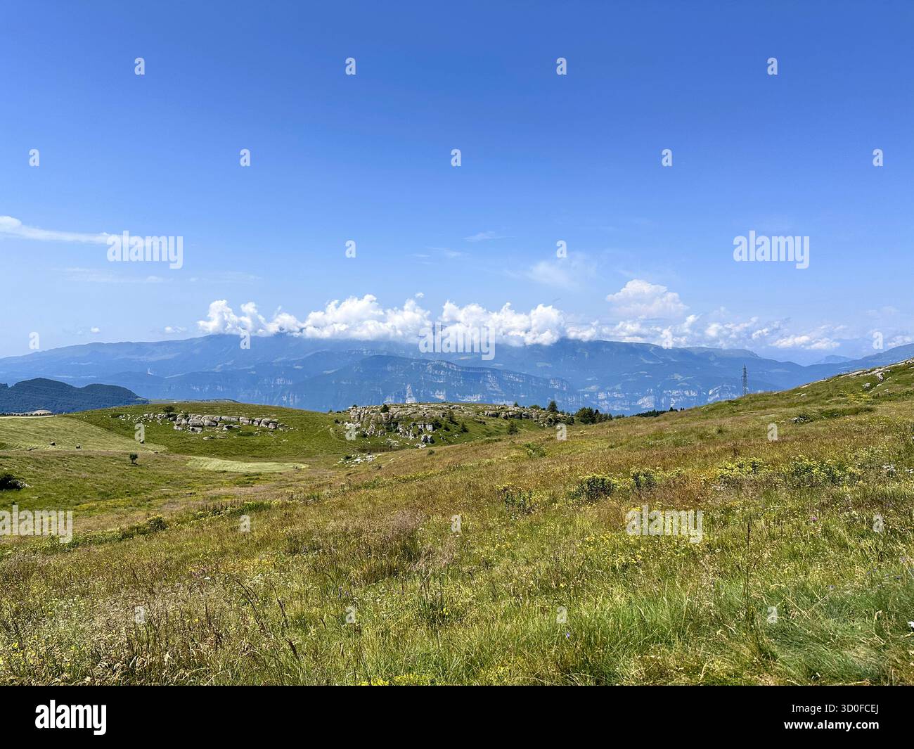 Helle Sommerlandschaft der Valpantena-Berge in Veneto Italien mit natürlicher Schönheit, klarem Himmel und friedlicher Natur. - Smartphone-aufgenommenes Stockfoto