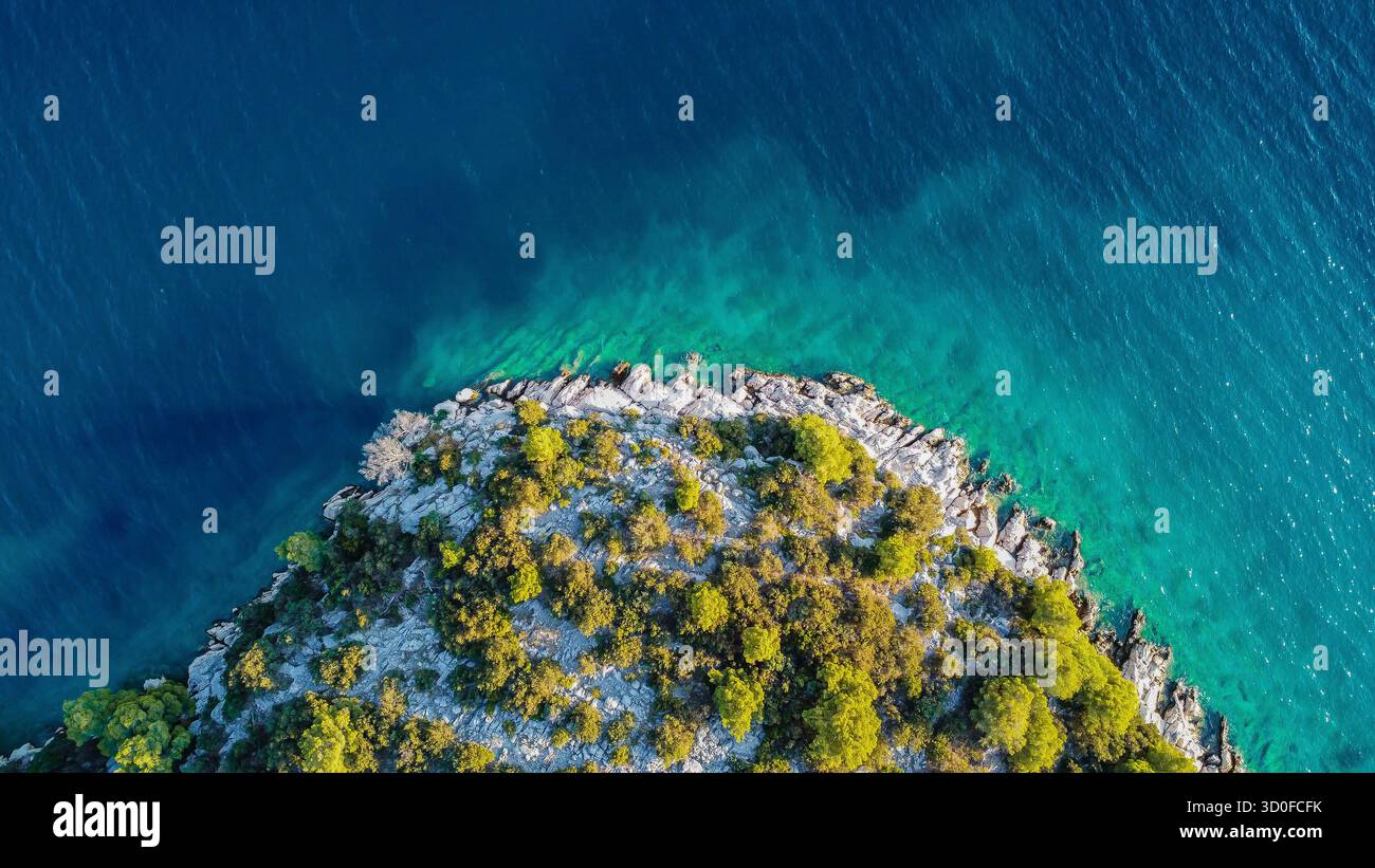 Drohnenaufnahme der Küste mit türkisfarbenem Meer Stockfoto