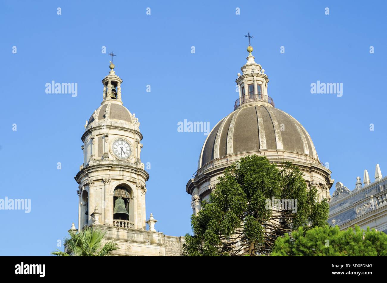 Hauptkuppel und Uhrenturm der Kathedrale von Santa Agatha - duomo von Catania, Sizilien, Italien, Catania, Italien Stockfoto