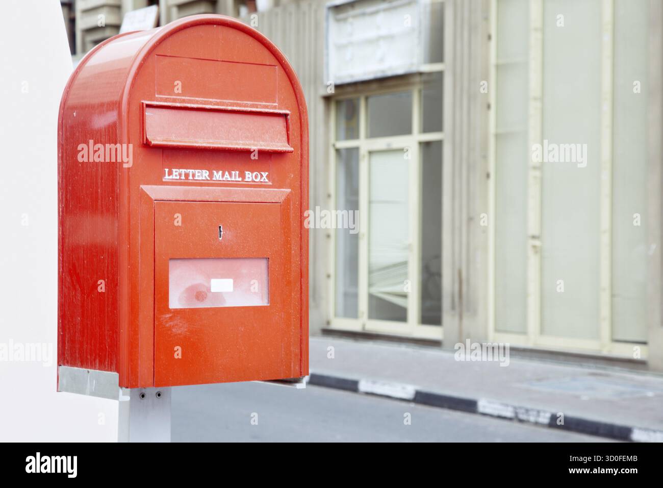 Roter Briefkasten draußen mit englischem Text. Horizontales Foto Stockfoto