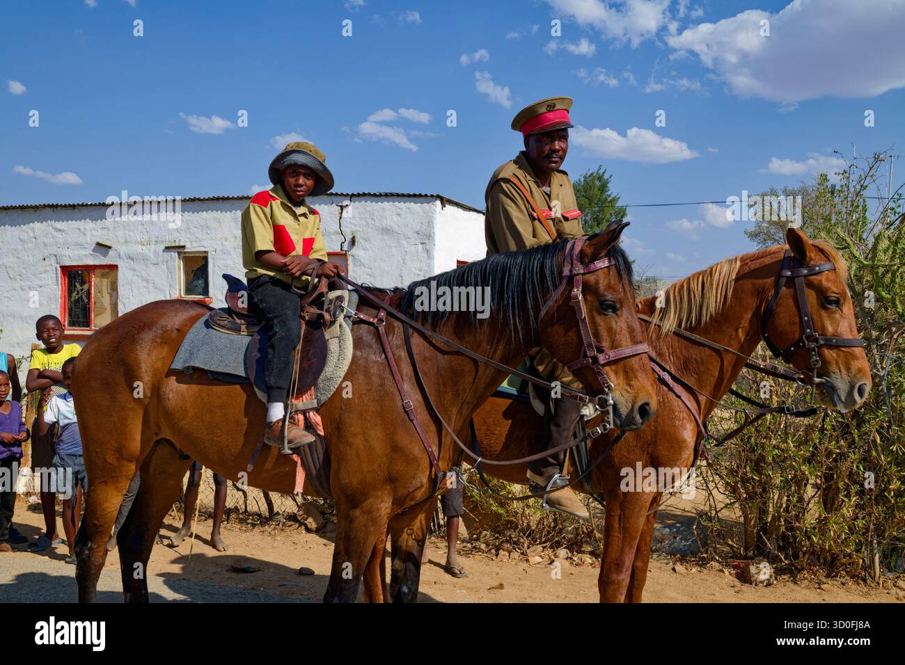 Omaruru: Herero Day im Zeraeua Royal House (Weiße Flagge), zwei uniformierte Reiter zu Pferd im Bezirk Ozondje (Schwarzes Viertel), Erongo, Namibia Stockfoto