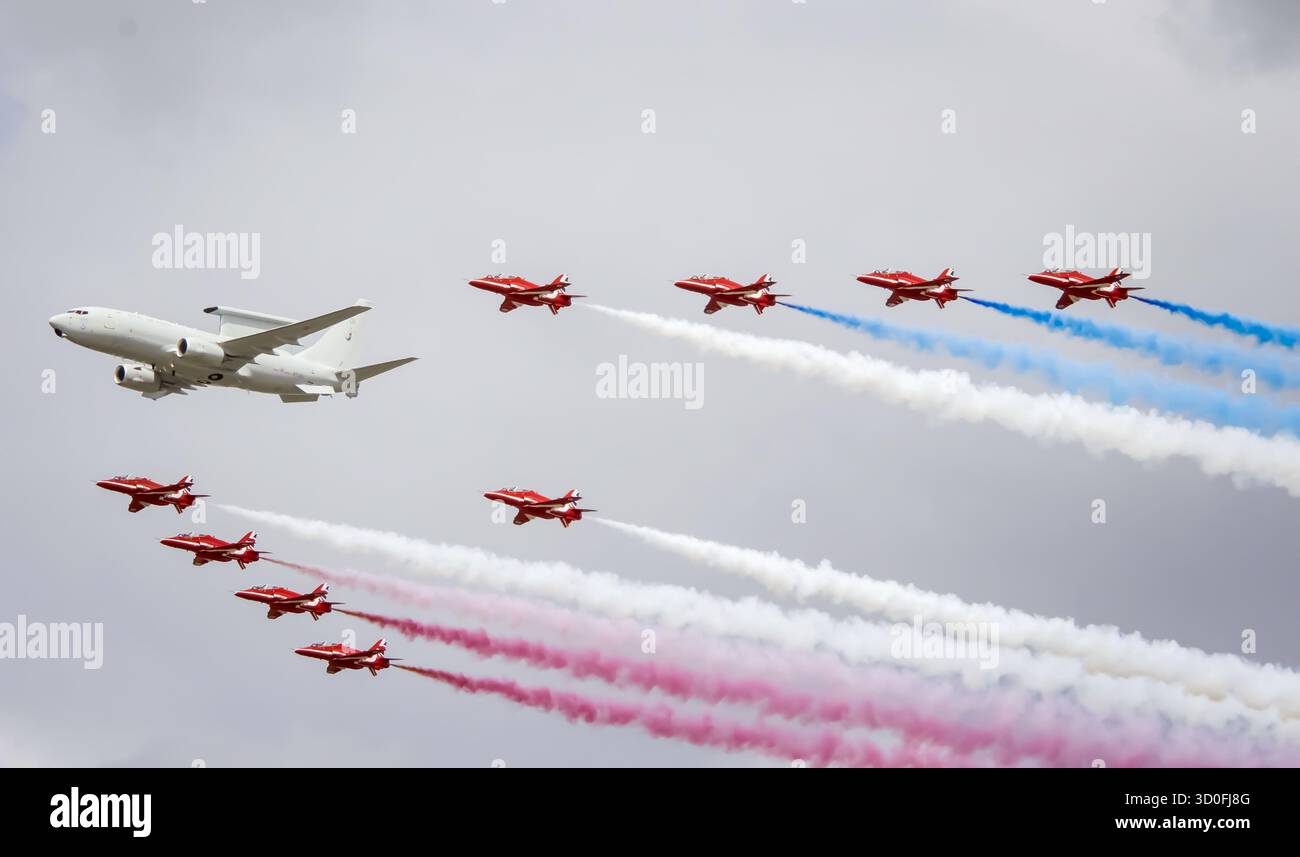 RAF Rote Pfeile fliegen in Formation mit einer Boeing E-7 Wedgetail. Stockfoto